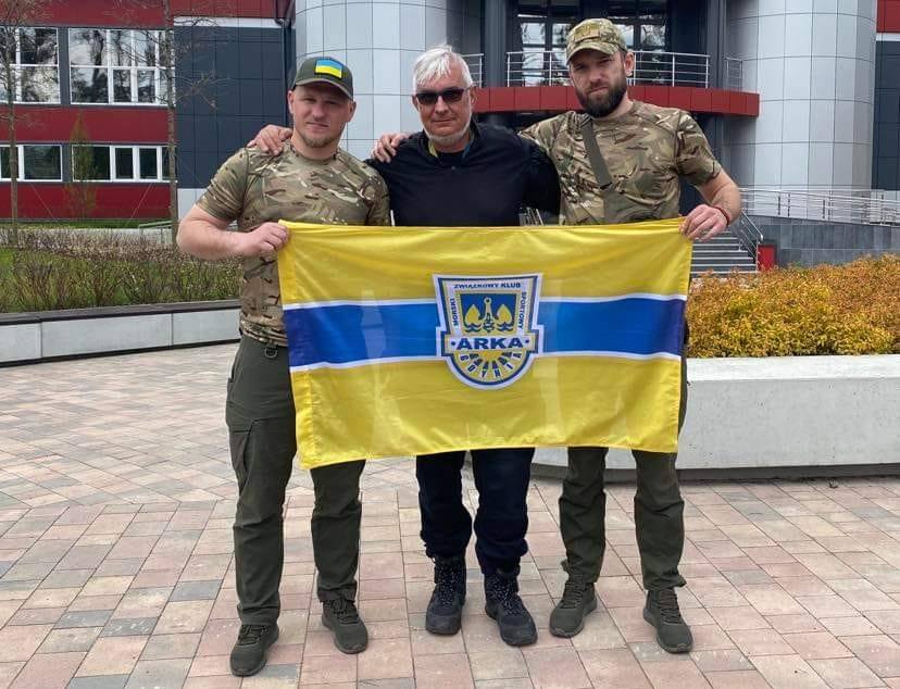 Mariusz Delgas, udziałowiec Arki Gdynia S.A. zawi&oacute;zł wyposażenie frontowe do Buczy w Ukrainie. Z lewej stoi Sasza Alijew, z prawej dawny piłkarz Arki Andrij Bogdanov. Źr&oacute;dło: www.facebook.com/MariuszDelgas