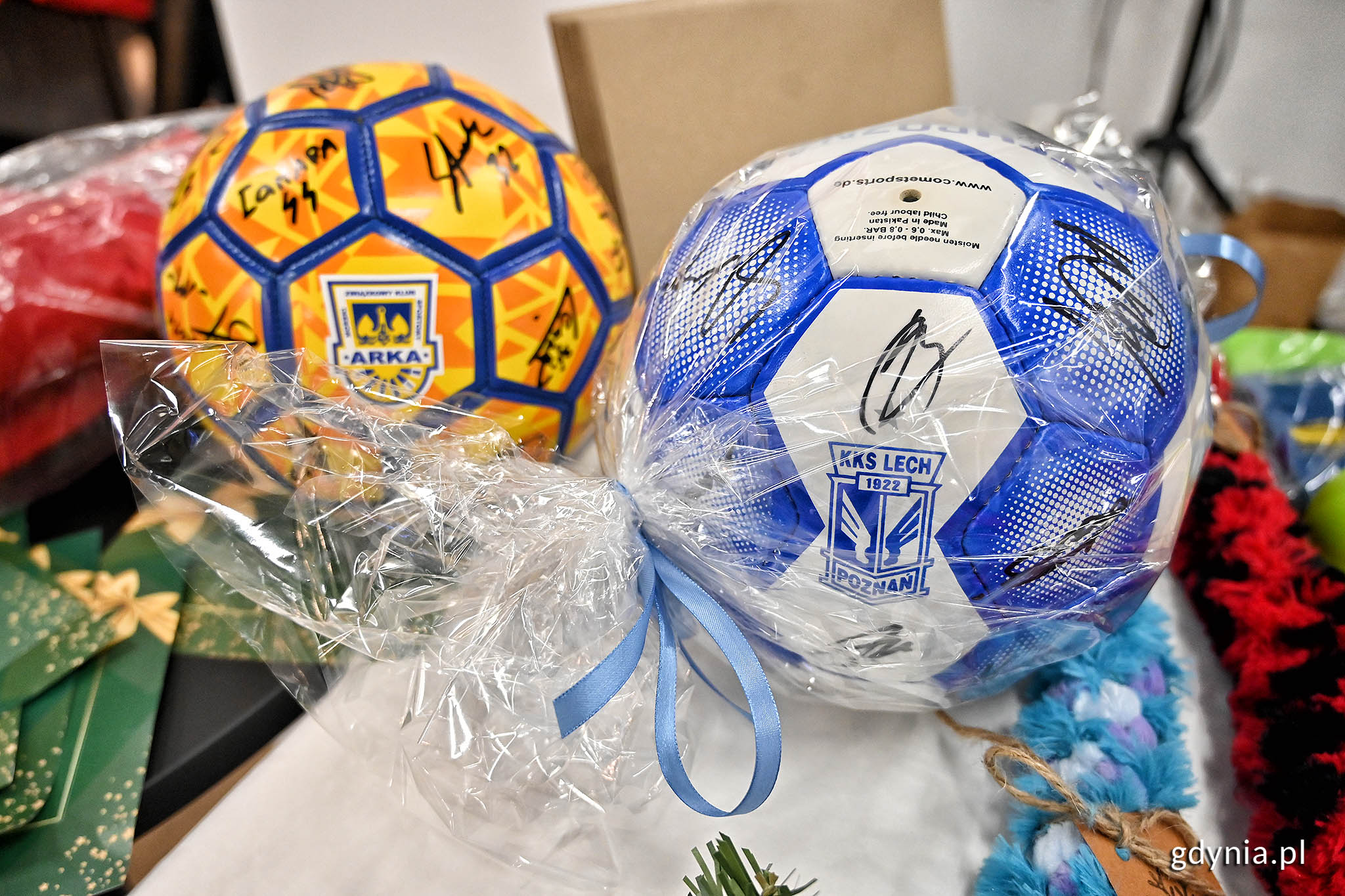 Podczas kiermaszu świątecznego można było zdobyć m.in. piłki z podpisami zawodnik&oacute;w Arki Gdynia i Lecha Poznań