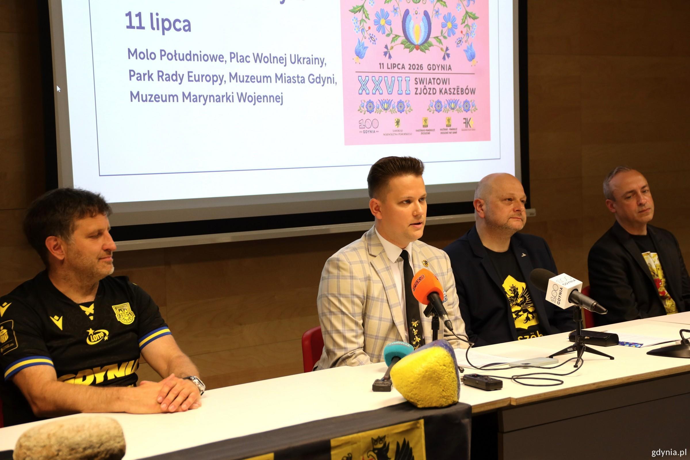 Na zdjęciu podczas konferencji prasowej Urzędu Miasta Gdyni (od lewej): Paweł Bień, pełnomocnik zarządu Arki Gdynia ds. działań społecznych, Adam Labuhn, prezes gdyńskiego oddziału Zrzeszenia Kaszubsko-Pomorskiego, Andrzej Busler, prezes Kaszubskiego Forum Kultury i Paweł Palasz z Muzeum Miasta Gdyni