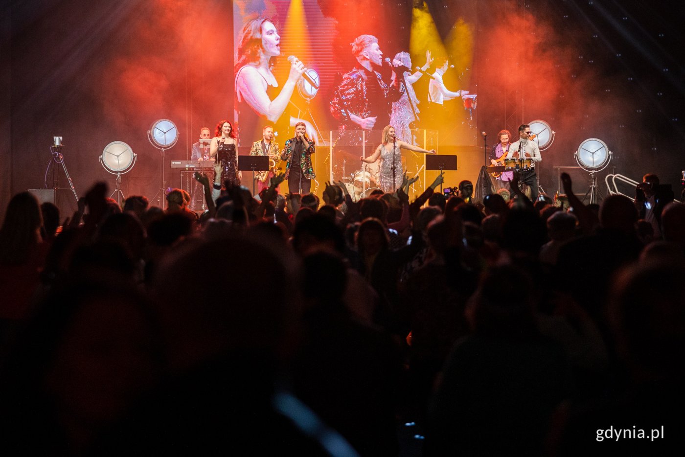 Gdynianie tańczący do hit&oacute;w lat 70. i 80. podczas koncertu &bdquo;Tyle słońca w całym mieście&rdquo; w Polsat Plus Arenie Gdynia// fot. Karol Stańczak