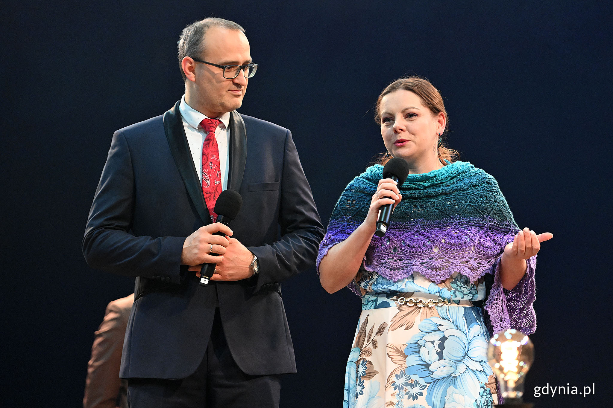 Emil Rojek, Aleksandra Kosiorek przemawiająca przez mikrofon