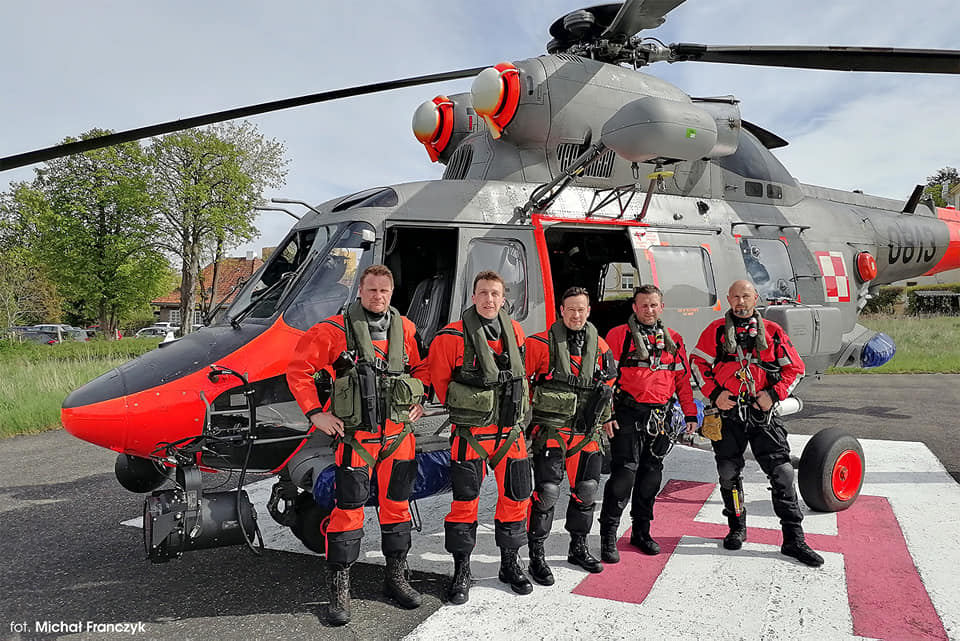 Załoga &bdquo;Anakondy&rdquo;, czyli śmigłowca wykorzystywanego do nagłych akcji ratunkowych, w kt&oacute;rych liczy się czas, fot. Gdyńska Brygada Lotnictwa Marynarki Wojennej / Facebook