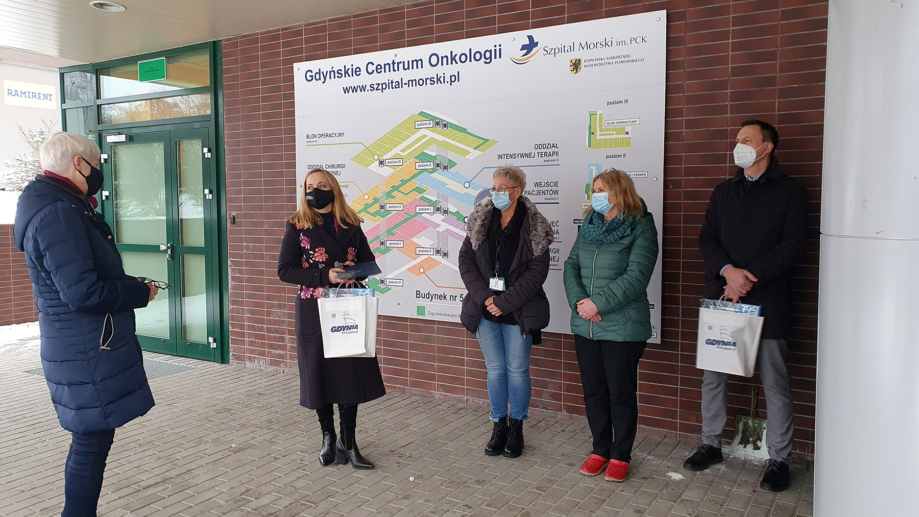 Joanna Zielińska i przedstawiciele Sp&oacute;łki Szpitale pomorskie Sp. z o.o. przy Szpitalu Morskim im. PCK