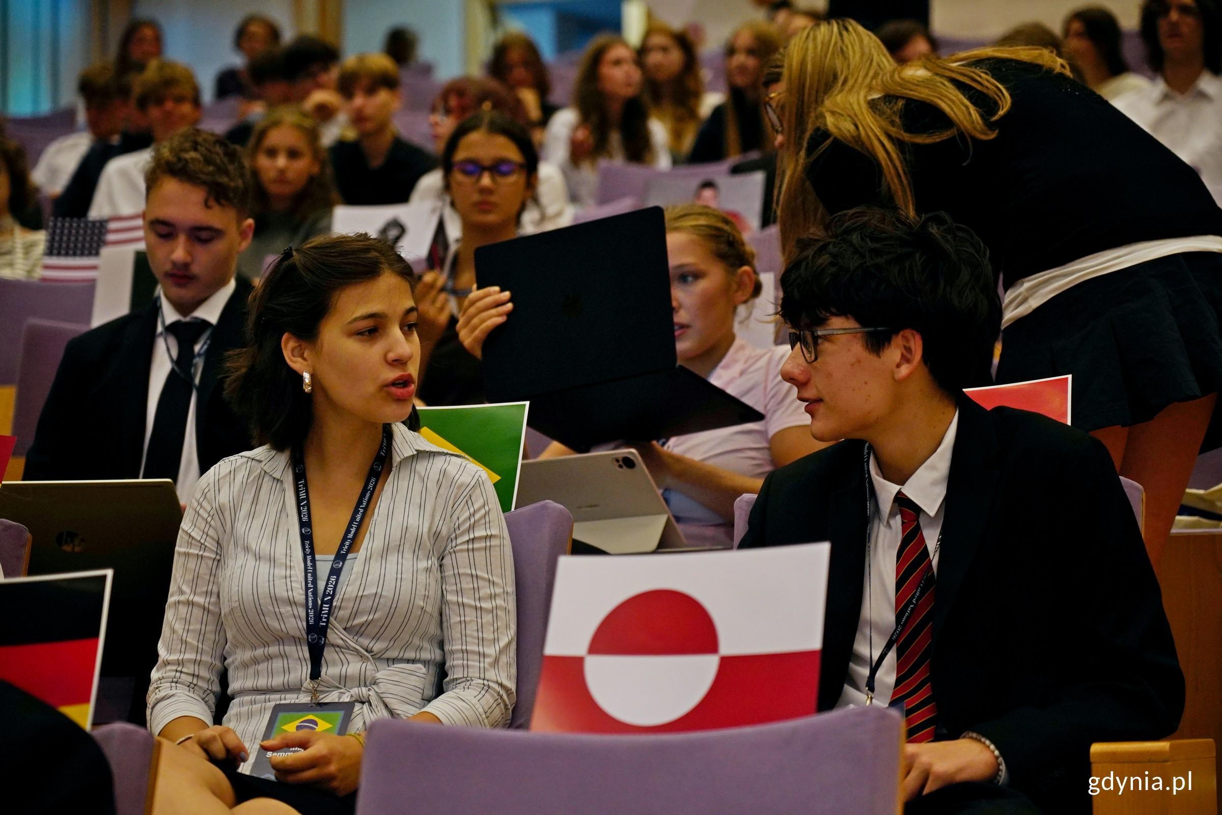 Uczestnicy konferencji TriMUN 2026 zgromadzeni w ali audytoryjnej Pomorskiego Parku Naukowo-Technologicznego Gdynia (fot. Magdalena Czernek)