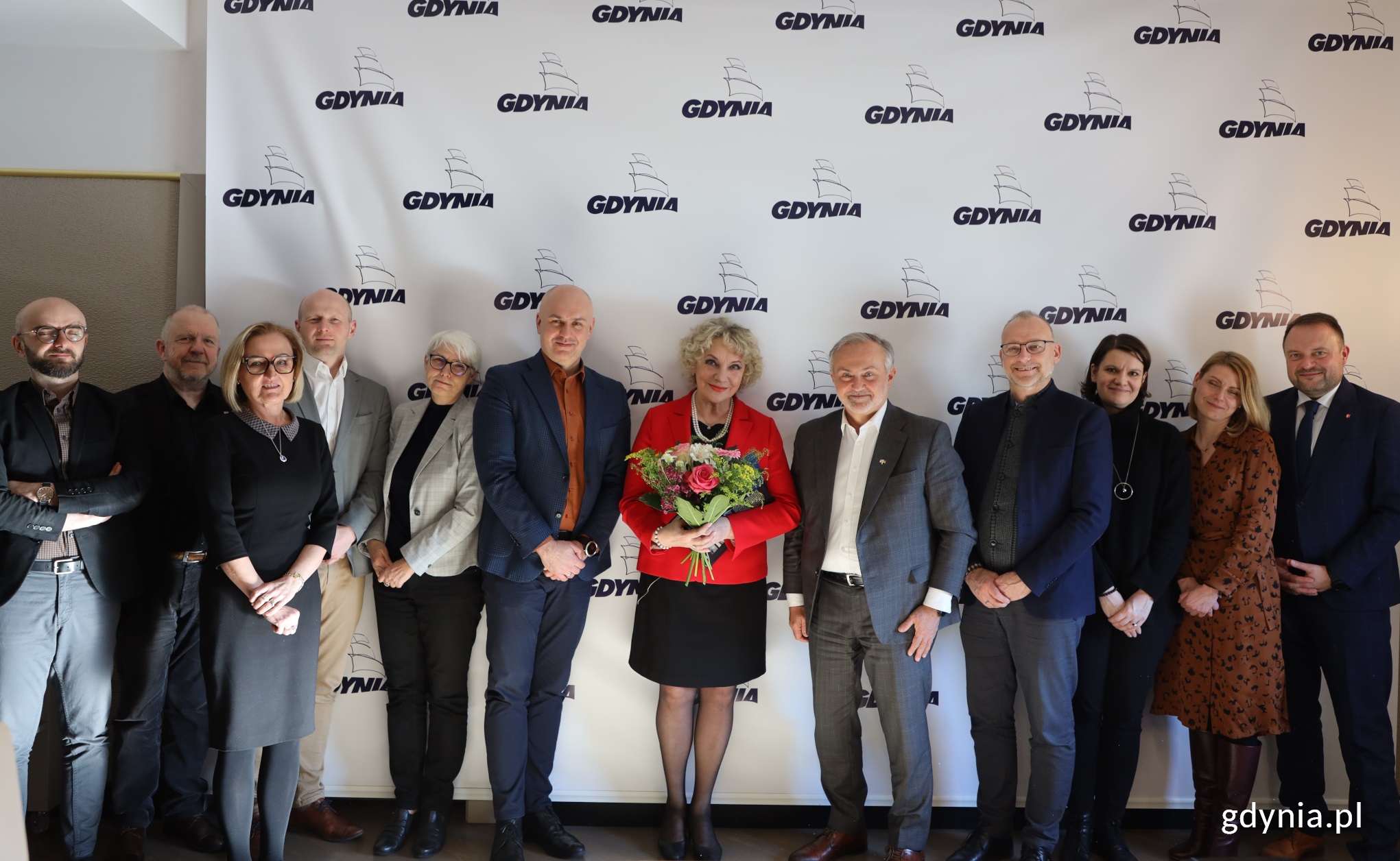  Danuta Powalisz (z kwiatami) wraz z prezydentem Wojciechem Szczurkiem i członkami prezydenckiego kolegium / fot. D. Kowalski