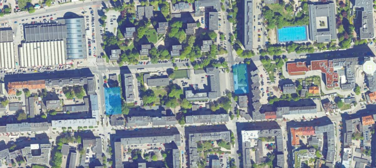 Widok satelitarny śr&oacute;dmieścia Gdyni z błękitnymi prostokątami w miejscu obecnego i planowanego parku kieszonkowego