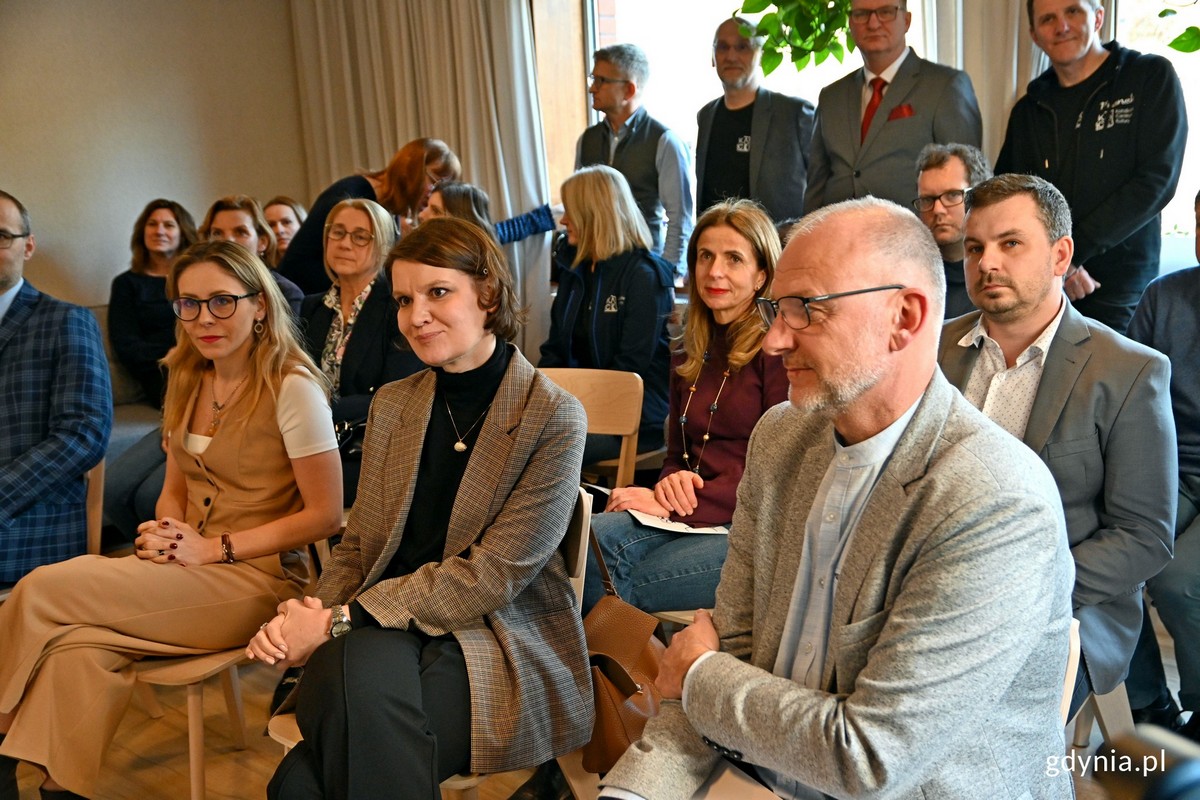 W spotkaniu z okazji 1. rocznicy działalności Portu dla Rodziny wzięli udział m.in.: (w pierwszym rzędzie od lewej) Agnieszka Buczyńska - ministerka ds. społeczeństwa obywatelskiego, wiceprezydentka Gdyni Katarzyna Gruszecka-Spychała, wiceprezydent Gdyni Michał Guć, a także (w drugim rzędzie od prawej) radny Sebastian Jędrzejewski i Dorota Grunholz-Łomińska &ndash; pełnomocniczka burmistrza Rumi ds. organizacji pozarządowych 