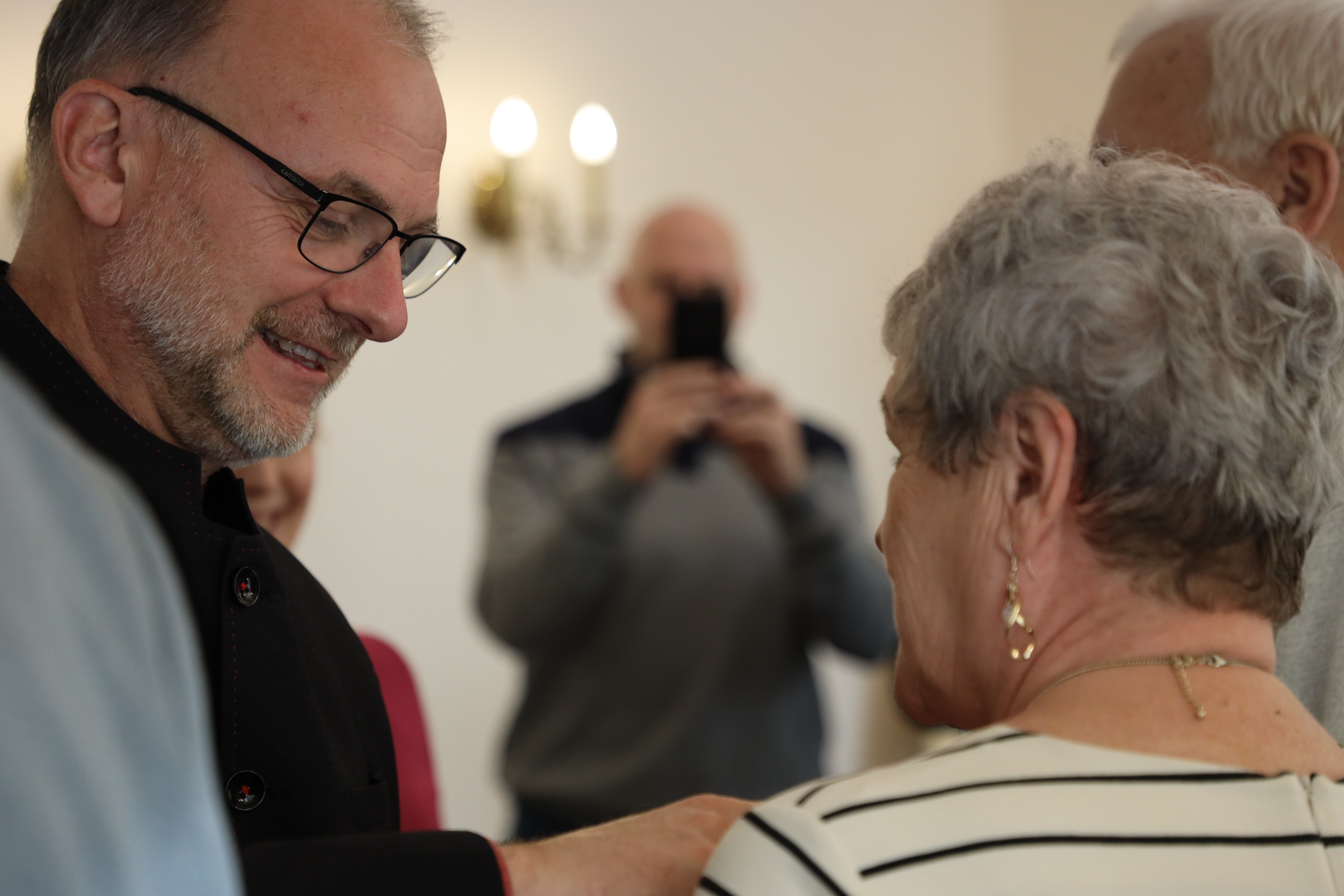 Wiceprezydent Gdyni Michał Guć wręcza medale