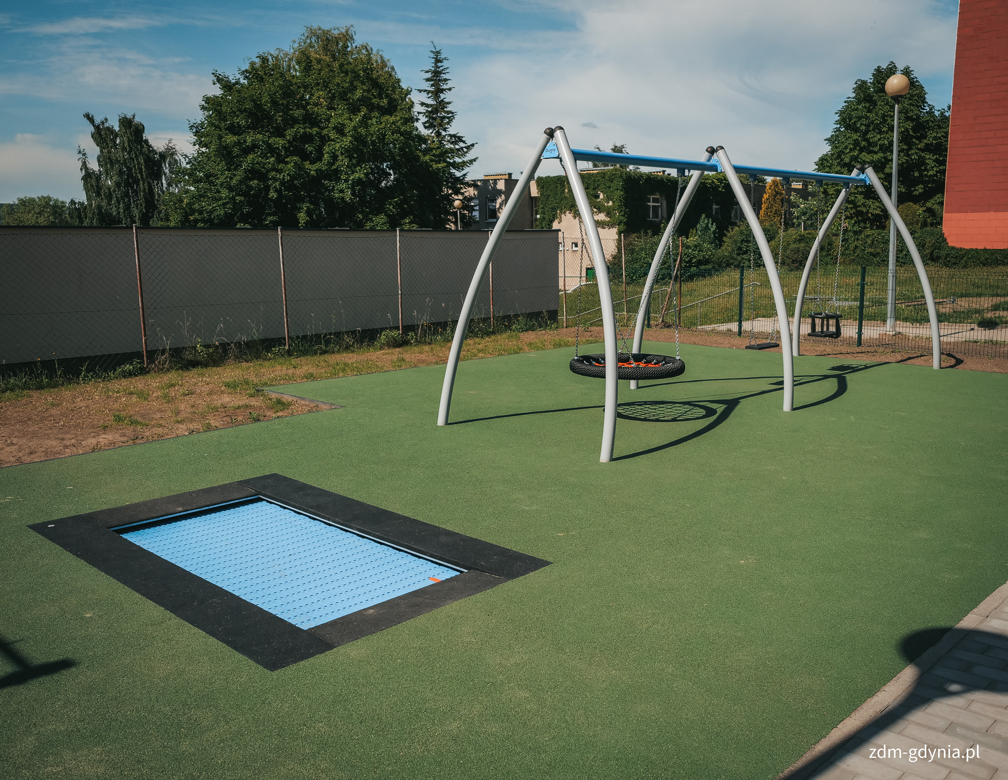 Trampolina i huśtawki (fot. Marcin Mielewski, Zarzad Dr&oacute;g Miejskich)