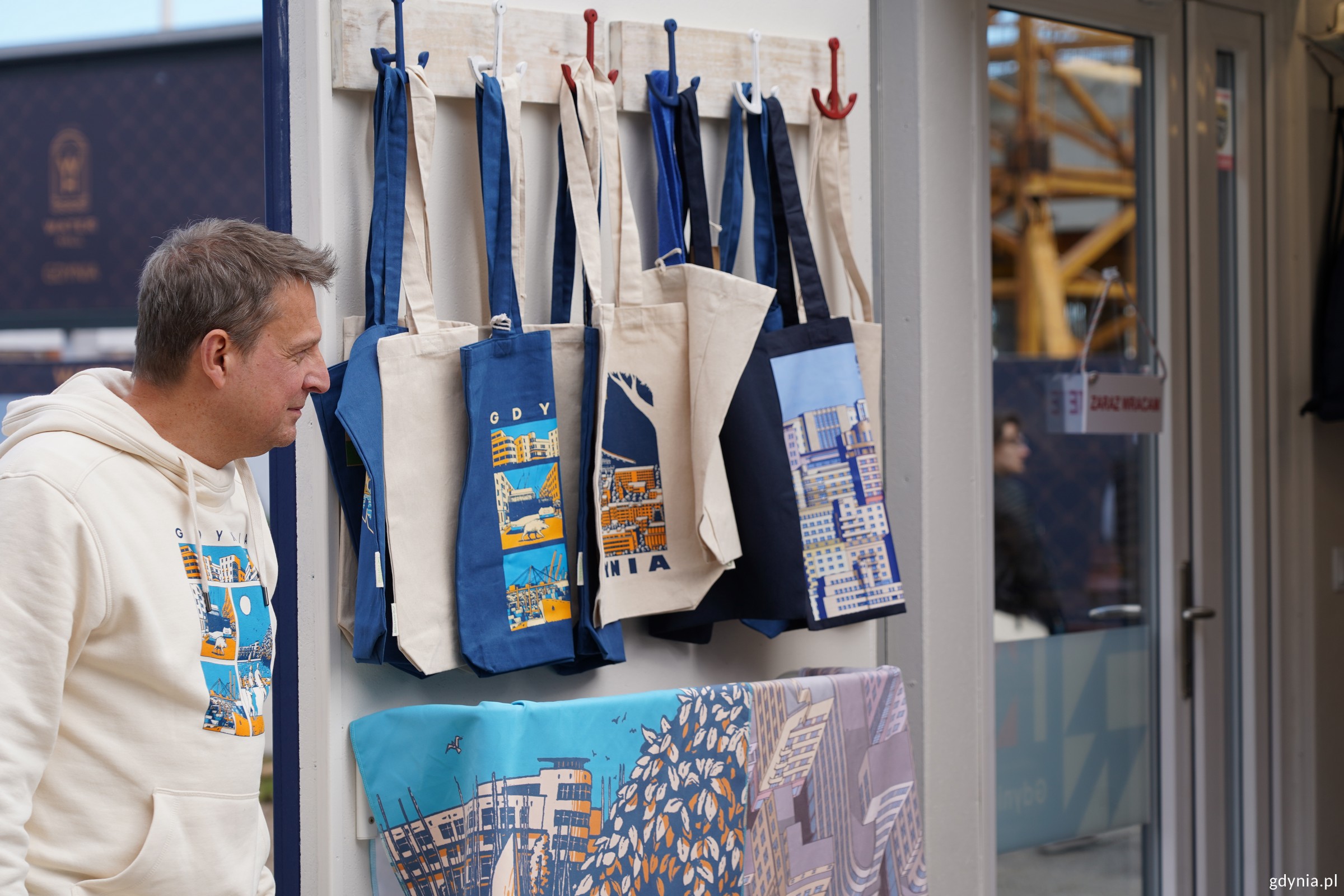 Bawełniane torby z  gdyńskimi grafikami na ekspozycji w sklepie