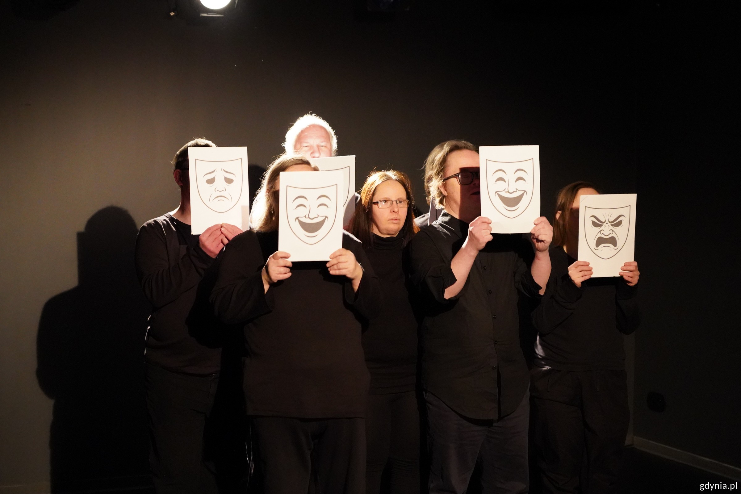 Uczestnicy Klubu Terapii Zajęciowej Teatroterapia w spektaklu &bdquo;Justynka&rdquo; w reż. Jarka Rebelińskiego