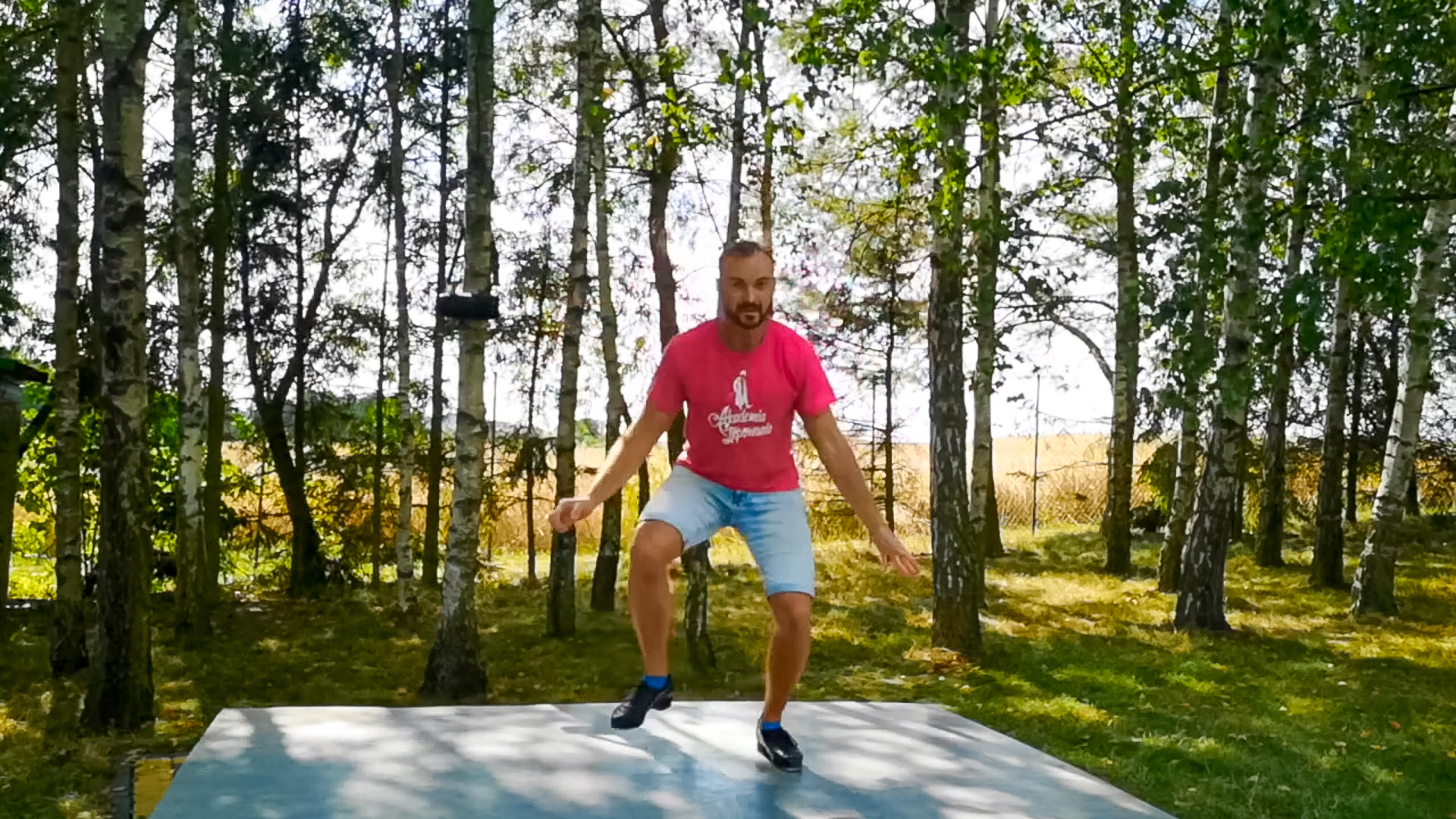 Gdynia stepuje online &ndash; warsztaty cz.1. Na zdjęciu stepuje Karol Drzewoszewski