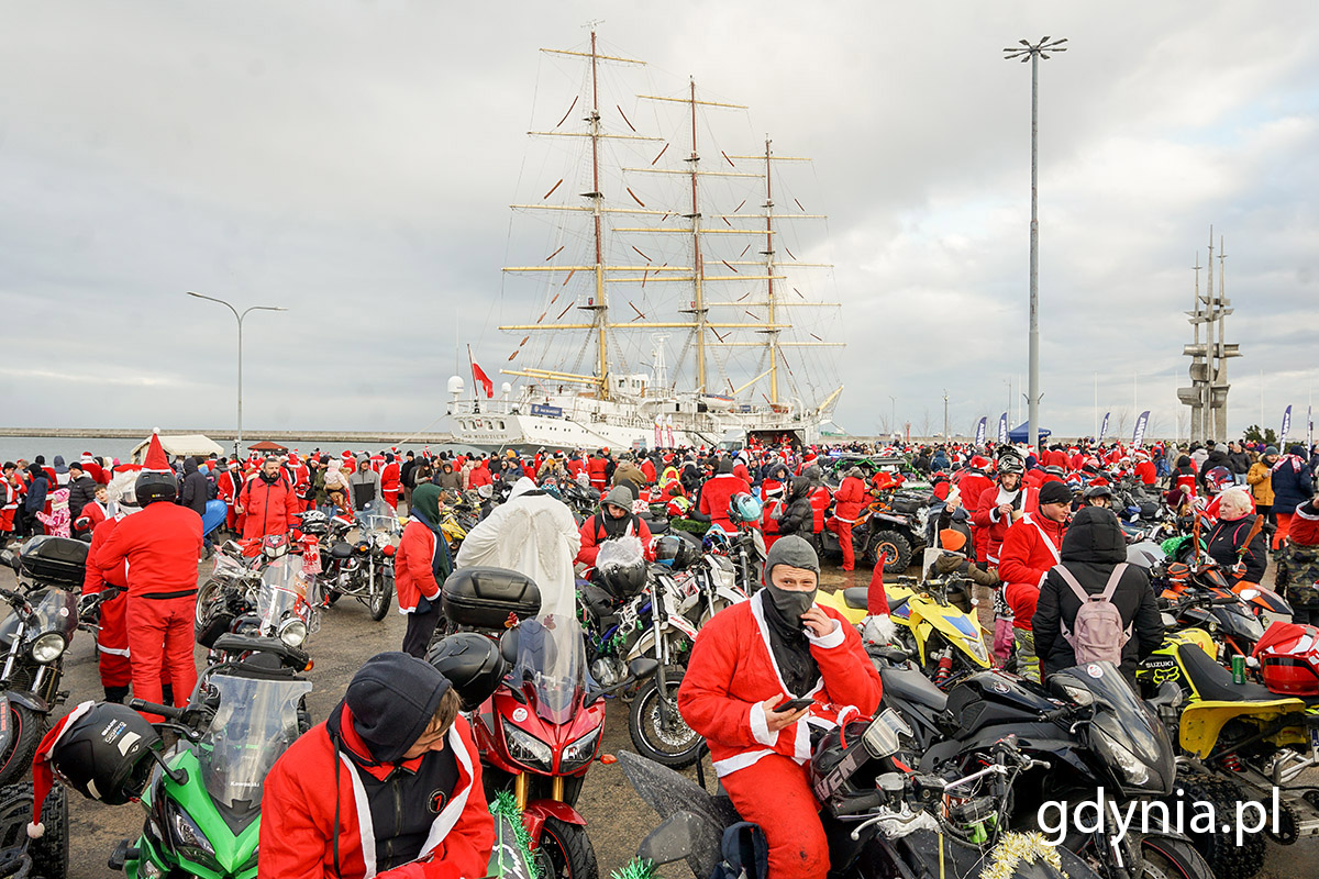 Mikołaje na motocyklach już na mecie.