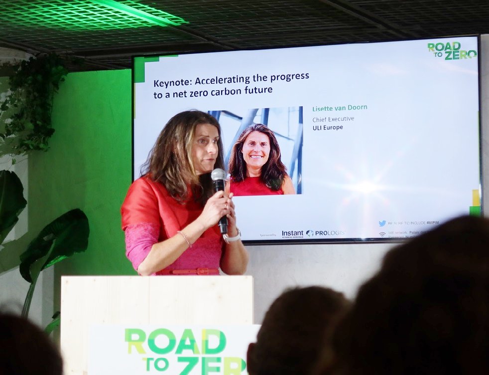 Myśl przewodnią, dotyczącą nieruchomości, kt&oacute;re muszą w bliskiej perspektywie czasu osiągnąć zerową emisję, wygłosiła Lisette van Doom, dyrektor generalny ULI Europe. Fot. Justyna Patyk