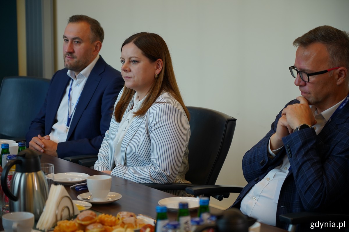 Na spotkaniu przy stole siedzą (od lewej): wiceprezydent Tomasz Augustyniak, prezydent Aleksandra Kosiorek i Tomasz Limon, prezes Pracodawc&oacute;w Pomorza i przewodniczący Gdyńskiej Rady Dialogu Gospodarczego 