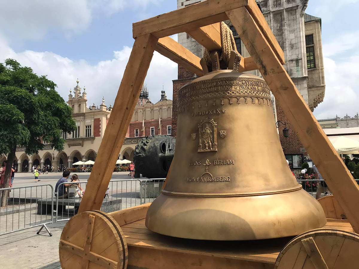 Replika dzwonu Zygmunt w Krakowie. Źr&oacute;dło: krakow.pl