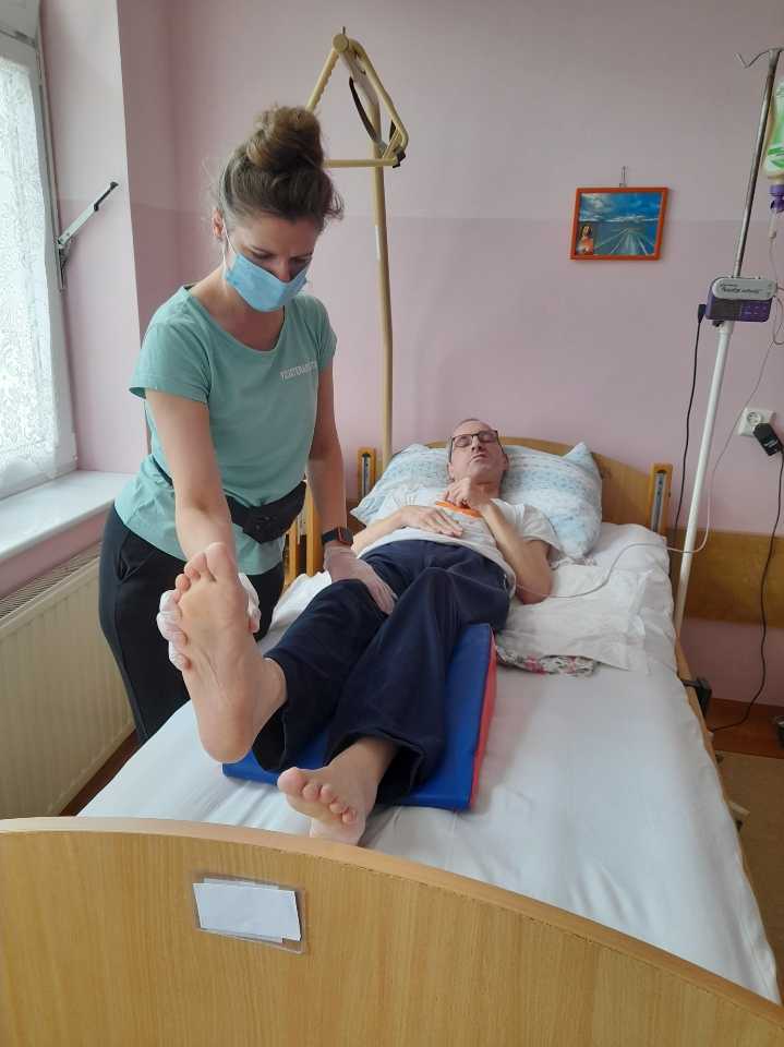 Podopieczny GOW wraz z rehabilitantką