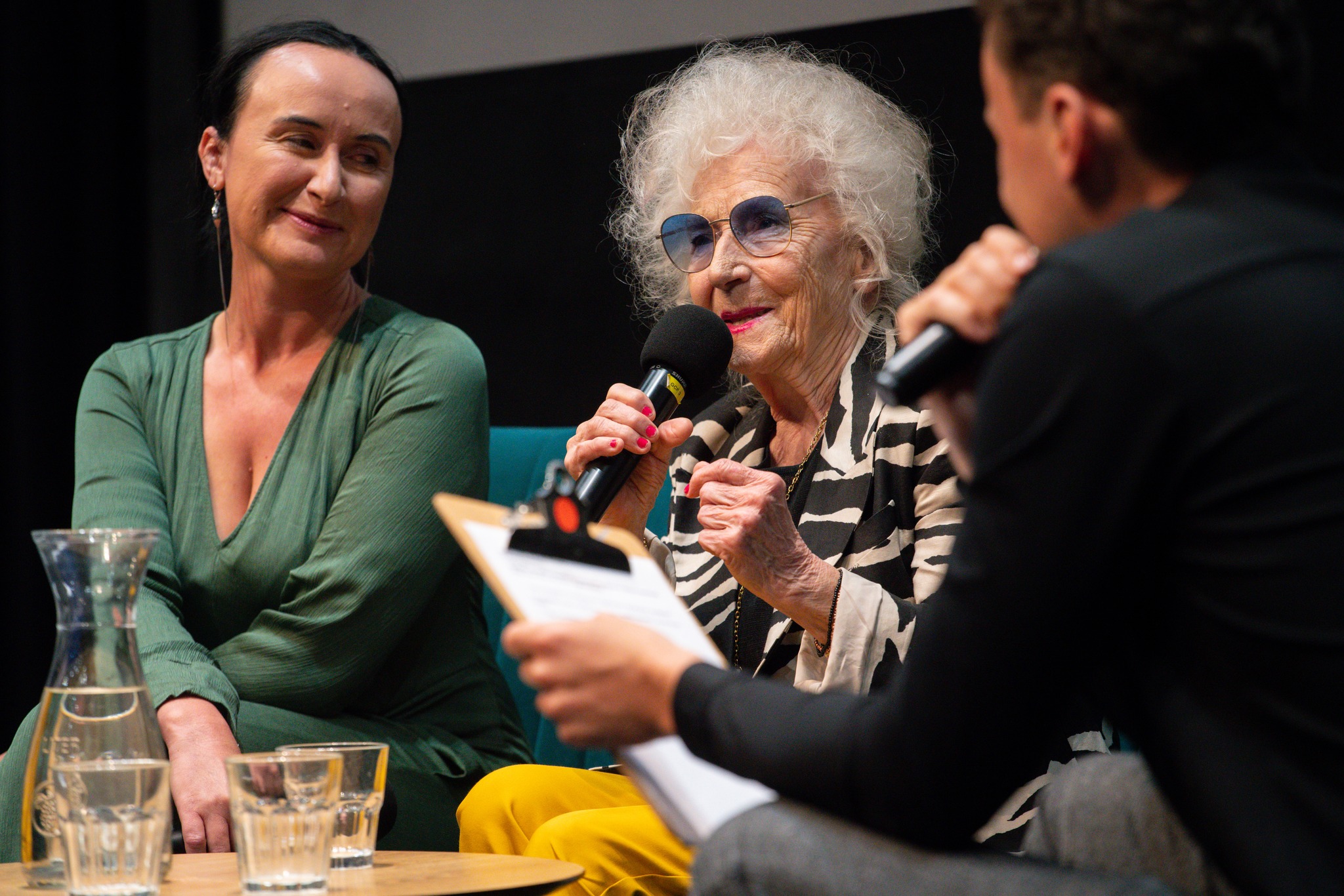 W środku żywa legenda i bohaterka jednego z ciekawszych tegorocznych film&oacute;w, czyli DJ Vika - Wirginia Szmyt. W piątek gdynianie mogli wysłuchać jej osobiście w Gdyńskim Centrum Filmowym, fot. Anna Rezulak / MDAG