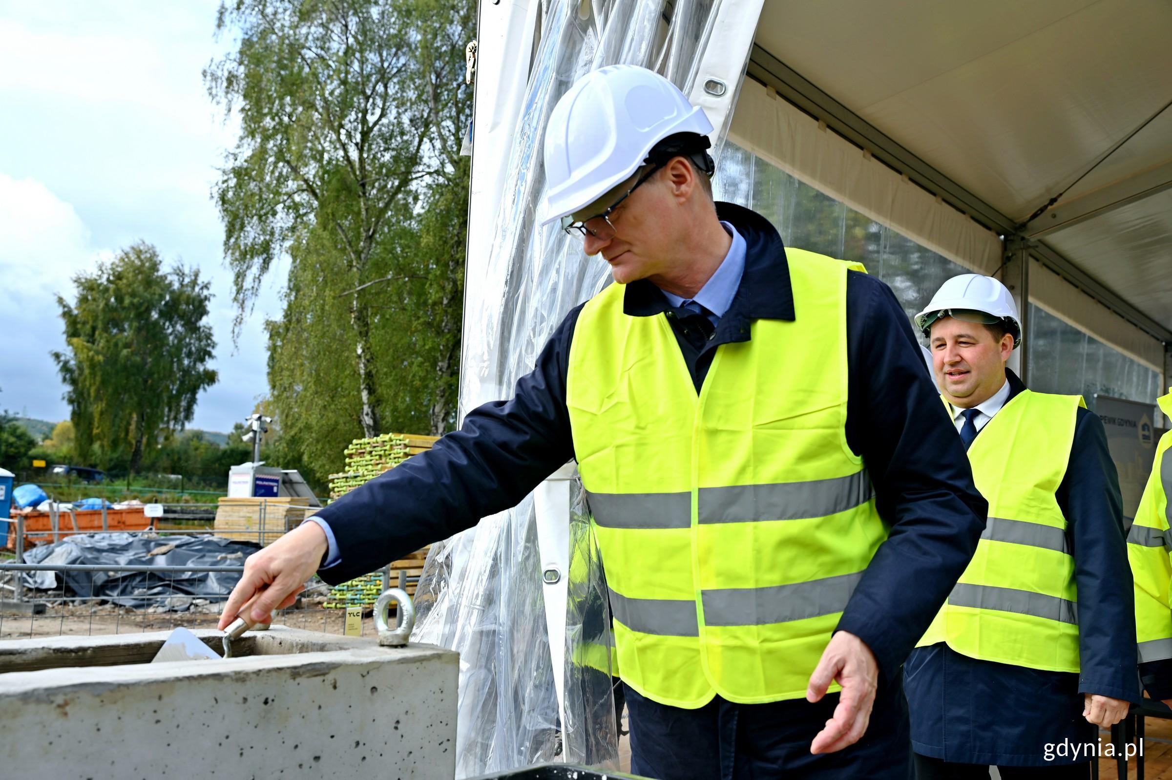 Wiceprezydent Gdyni Rafał Geremek podczas symbolicznego wmurowywania kamienia węgielnego pod budowę nowej stacji uzdatniania wody (fot. Magdalena Czernek)
