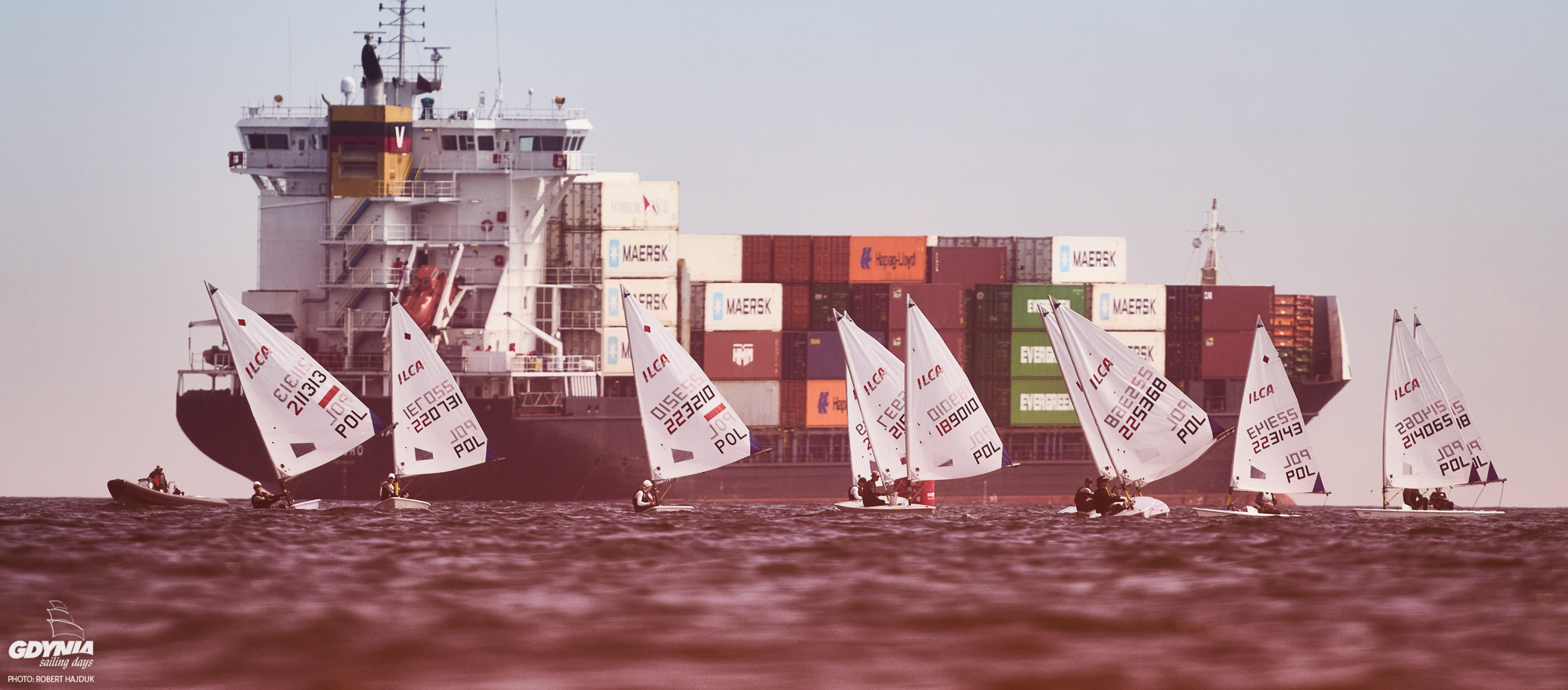 łodzie na tle kontenerowca