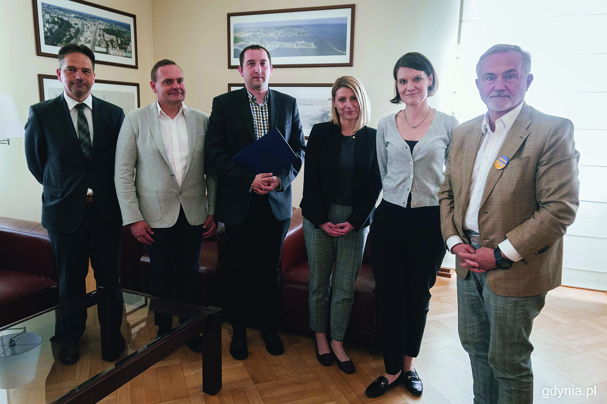 Na zdjęciu (od lewej): Hubert Kołodziejski (ZKM Gdynia), Grzegorz K&ouml;nig (PKS  Gdynia S.A.), Marcin Klukacz, Aleksandra Mendryk, Katarzyna Gruszecka-Spychała, Wojciech Szczurek.