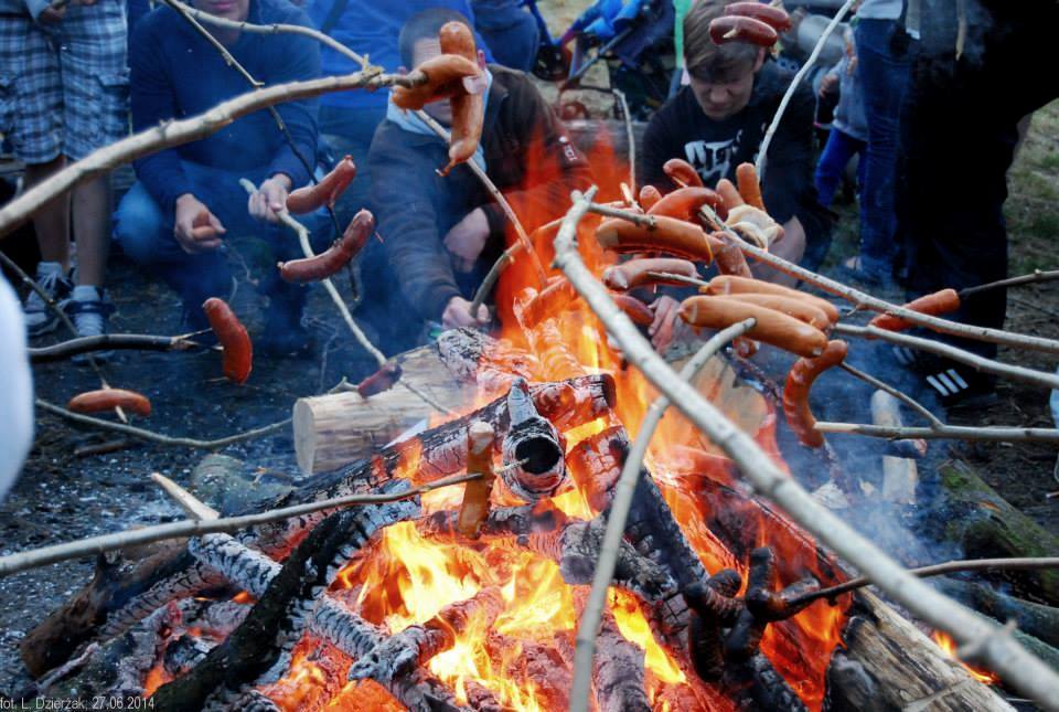 Ognisko w og&oacute;lnodostępnym miejscu to dobra okazja do intergracji i wsp&oacute;lnego spędzenia czasu np. z sąsiadami czy znajomymi