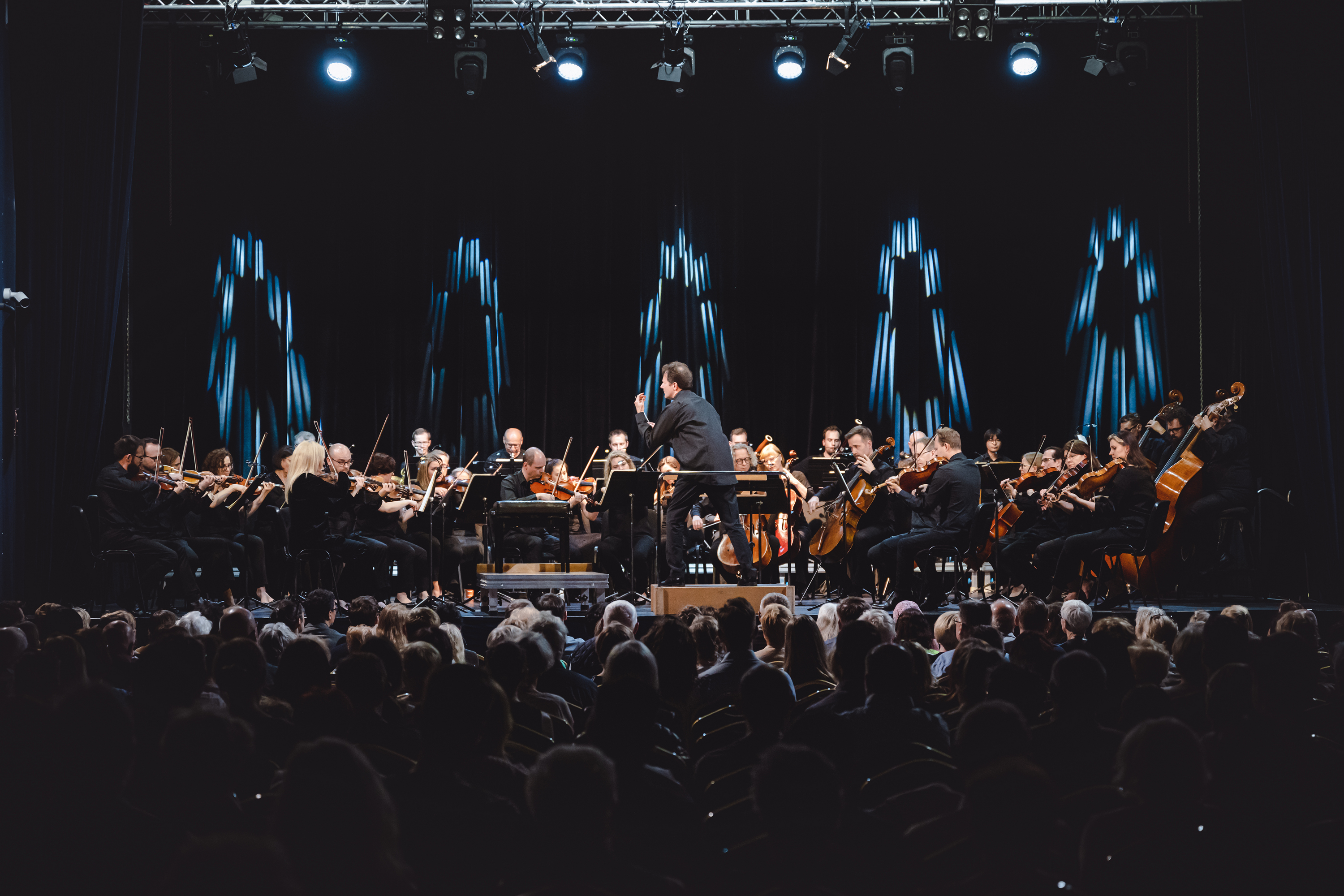 Piątkowy koncert w sali koncertowej Portu Gdynia - Orkiestra Symfoniczna Filharmonii Bałtyckiej pod batutą Massimiliano Caldiego oraz z Magdaleną Bojanowicz na wiolonczeli, fot. Tomasz Kamiński