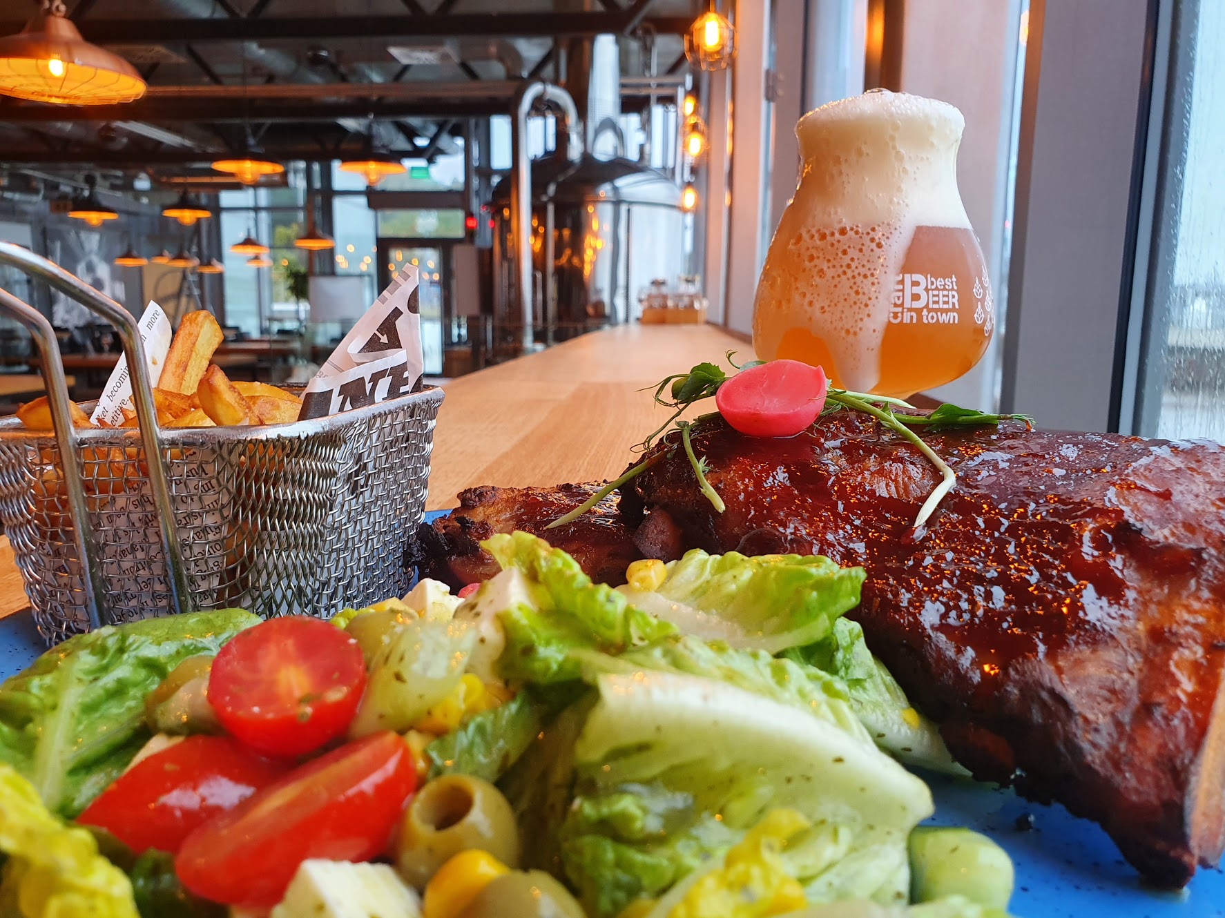 Propozycja dania na wynos z restauracji Browar Port Gdynia. Źr&oacute;dło: Browar Port Gdynia