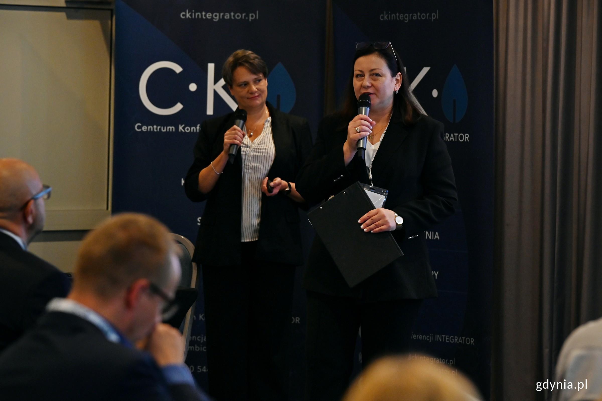Anna Lembicz i prof. Dobrochna Ginter-Kramarczyk z Centrum Konferencji Integrator otwierające III Konferencję &bdquo;Branża wodno-kanalizacyjna &ndash; Ochrona i bezpieczeństwo infrastruktury krytycznej. Reagowanie w sytuacjach kryzysowych&rdquo; (fot. Magdalena Czernek)