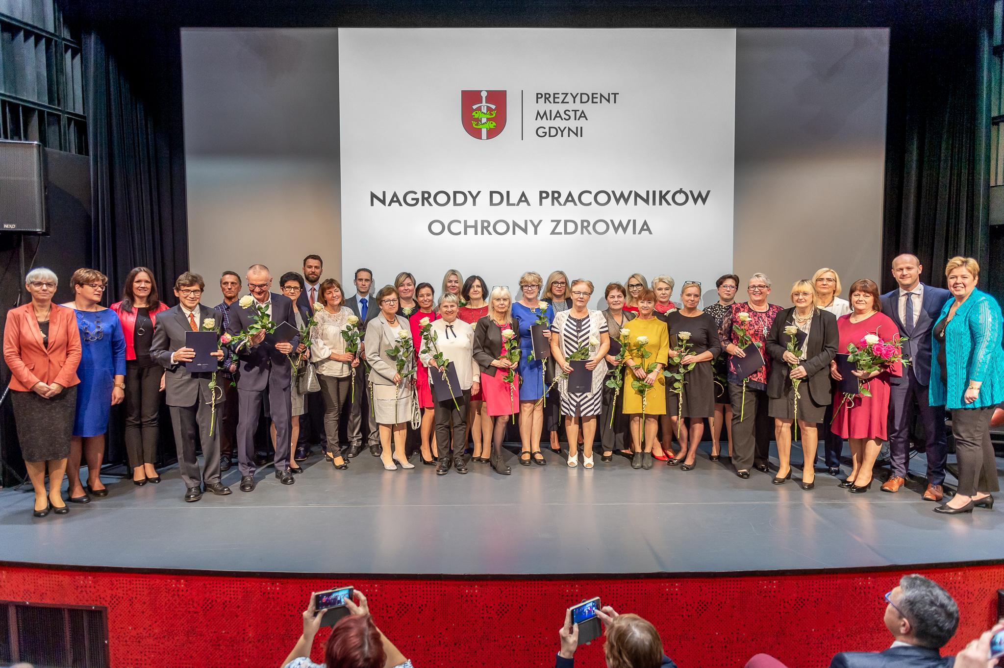 18 października obchodzony jest Dzień Św. Łukasza, patrona pracownik&oacute;w służby zdrowia. Z tej okazji wyr&oacute;żnionych nagrodą prezydenta Gdyni zostało 30 pracownik&oacute;w gdyńskich szpitali i przychodni, fot. Krzysztof Kozicki