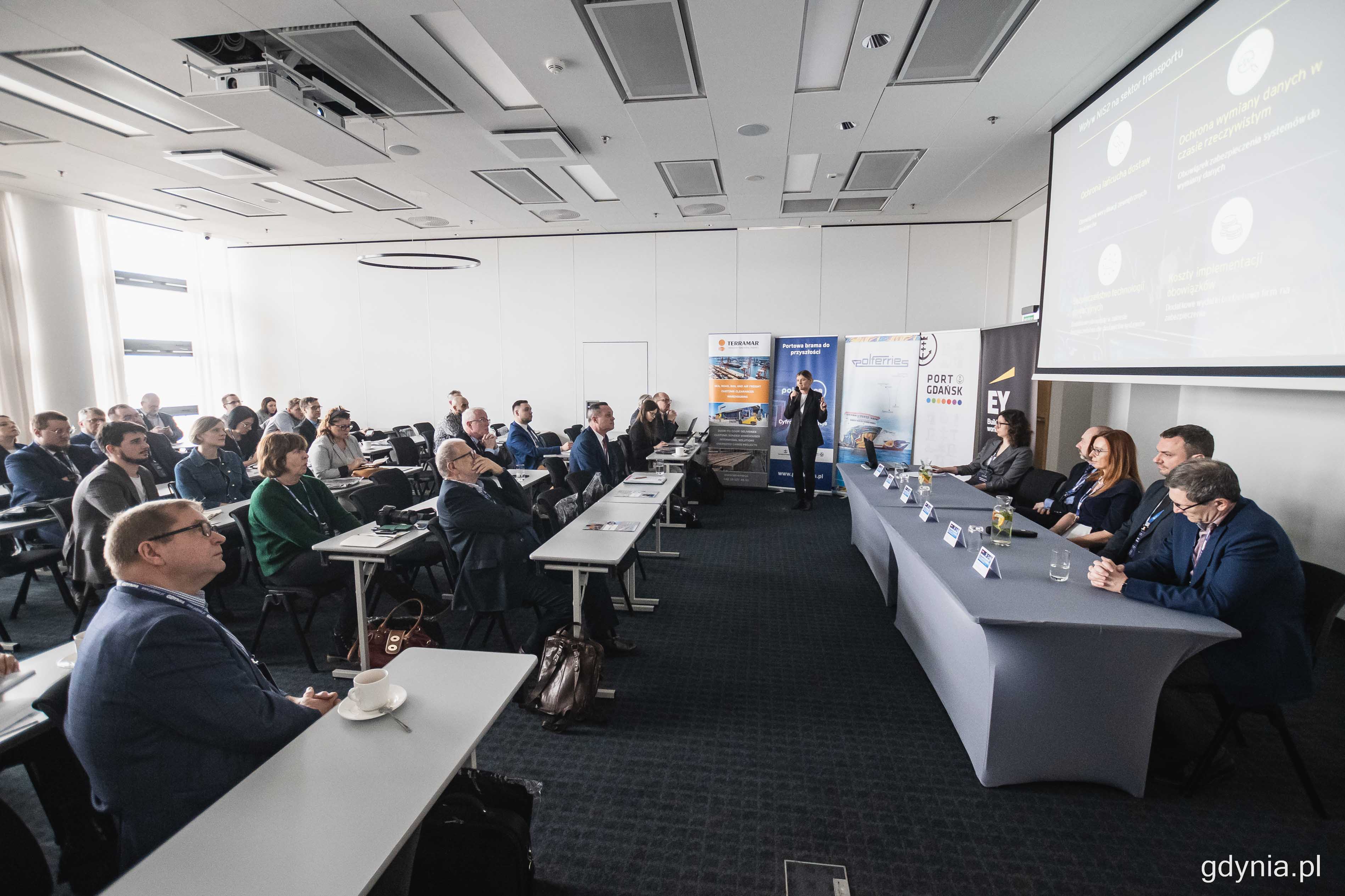 R&oacute;wnolegle pierwszego dnia odbywały się panele tematyczne poświęcone cyberbezpieczeństwu. To właśnie ono jest najczęściej wymieniane przez przedstawcieli sektora transportu morskiego jako jedno z najbardziej aktualnych i najważniejszych wyzwań - ze względu na wojnę w Ukrainie, fot. Kamil Złoch