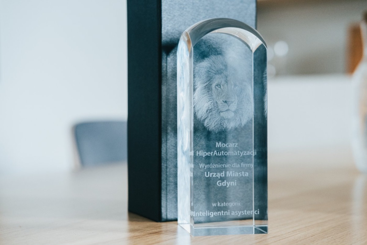 Statuetka dla Gdyni zdobyta w konkursie &bdquo;Mocarze HiperAutomatyzacji&rdquo; w kategorii &bdquo;Inteligentni asystenci&rdquo;
