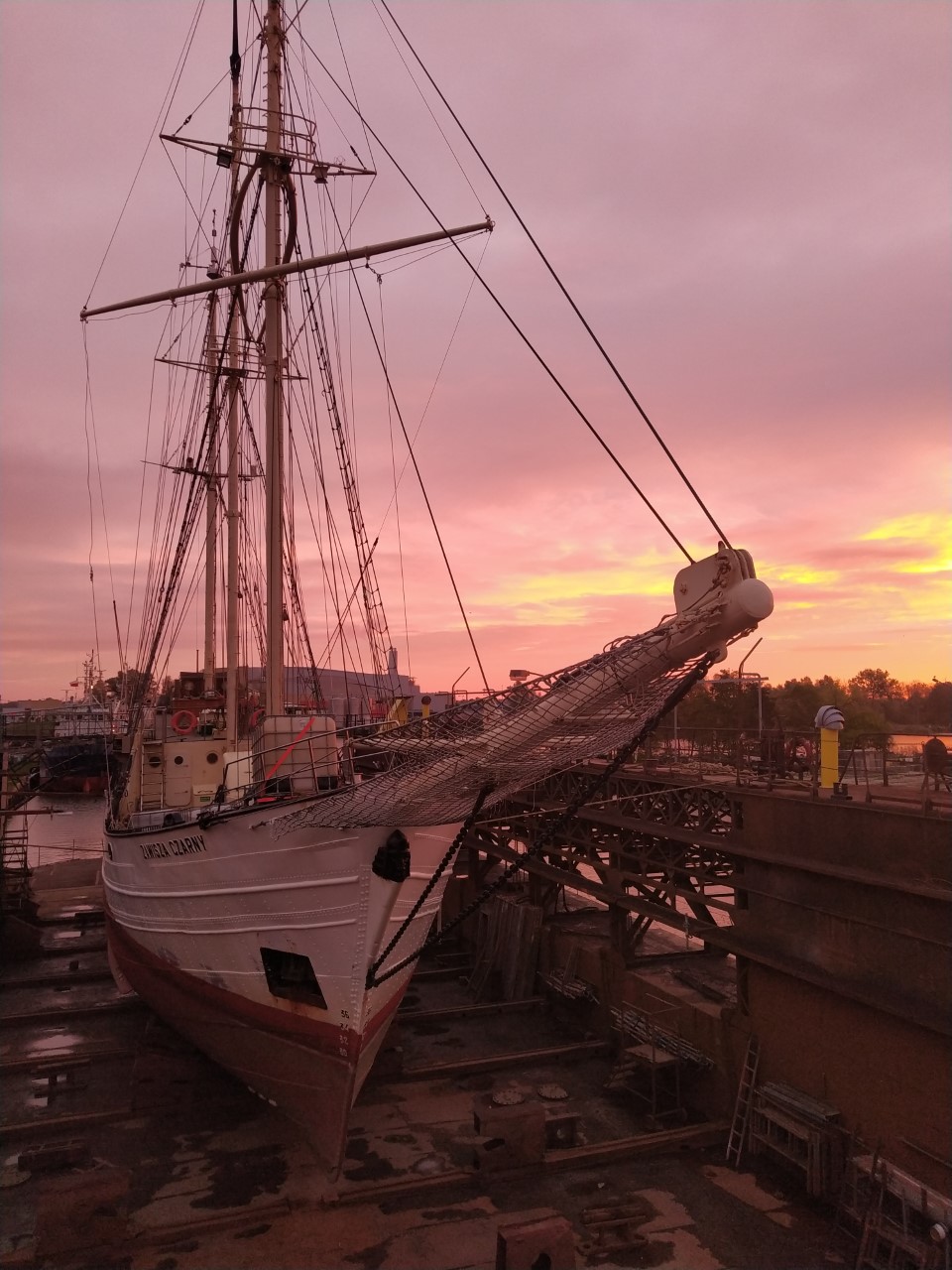 &bdquo;Zawisza Czarny&rdquo; w doku stoczni w Szczecinie na tle zachodzącego słońca // fot. Weronika Nadzikiewicz 