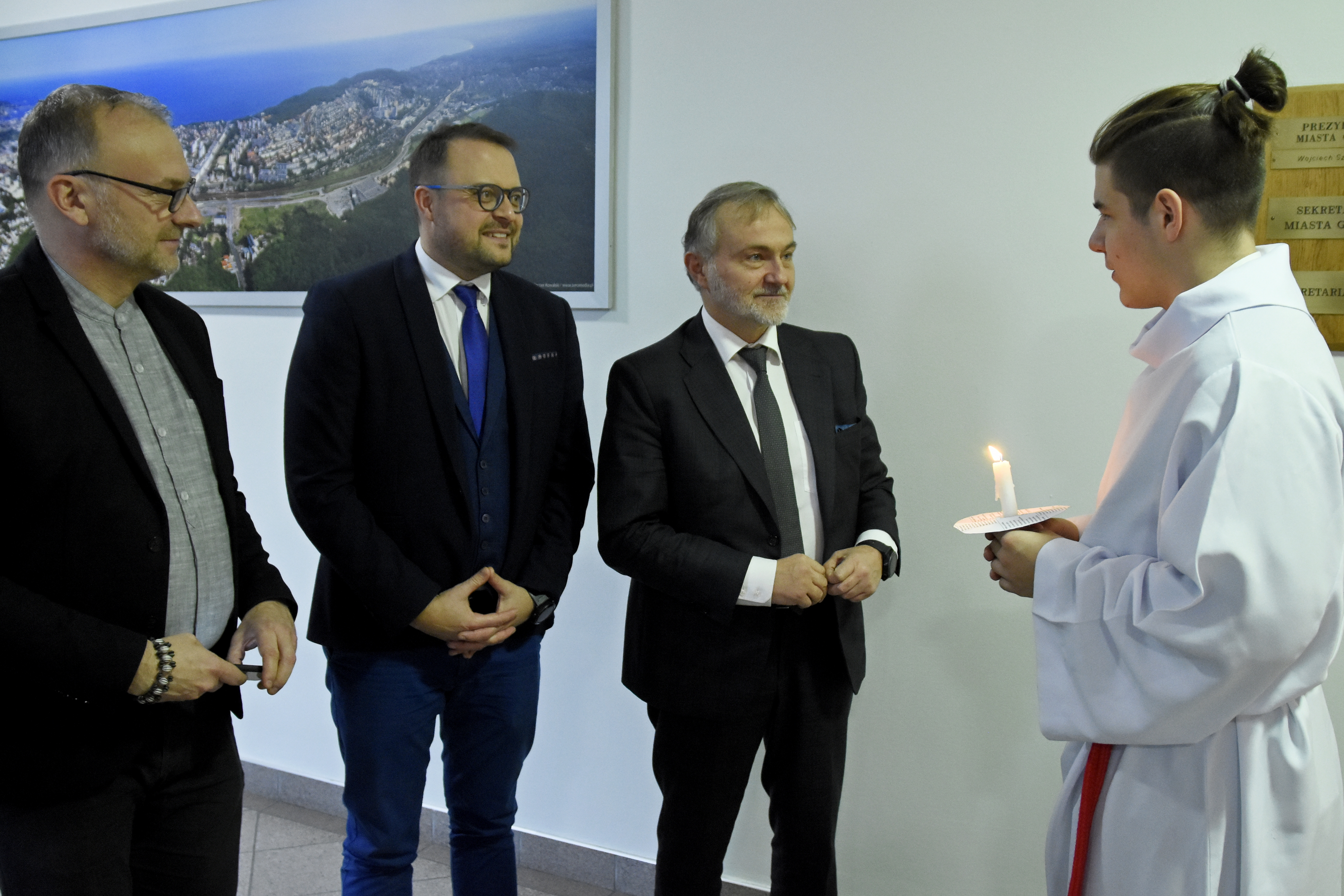 Od lewej: Michał Guć, wiceprezydent Gdyni ds. innowacji, Marek Łucyk, wiceprezydent Gdyni ds. rozwoju, Wojciech Szczurek, prezydent Gdyni i członek orszaku św. Łucji, fot. Jan Ziarnicki.