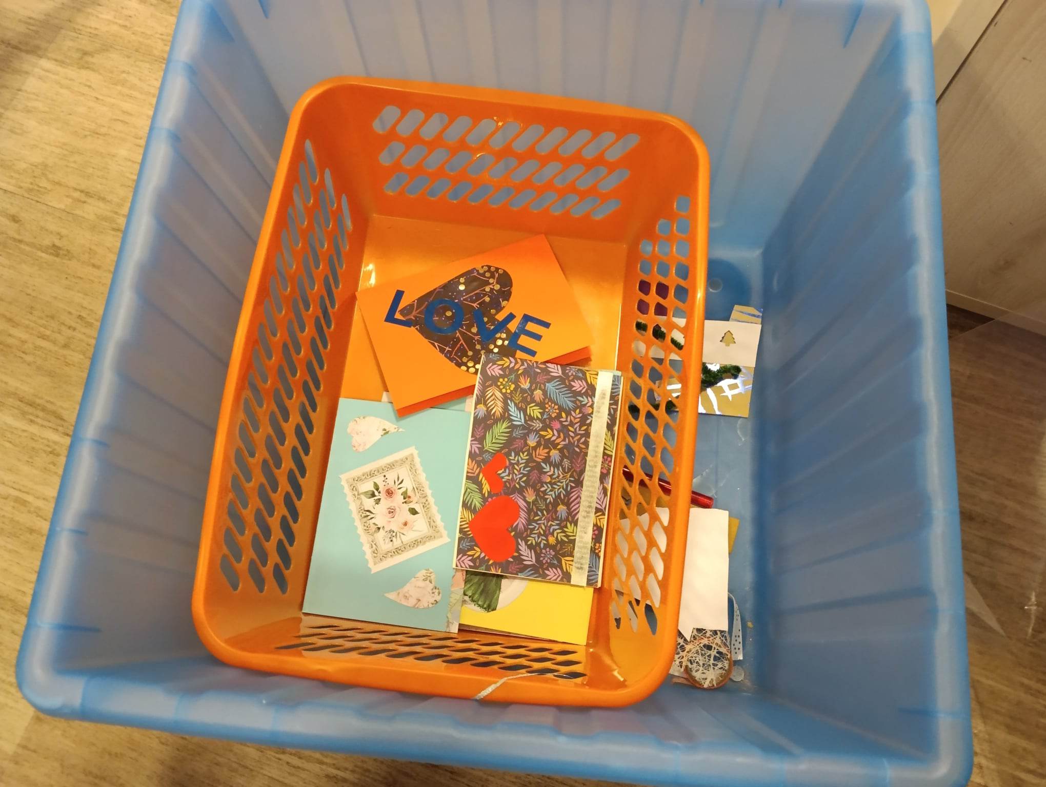 Ozdobne kartki w pojemniku