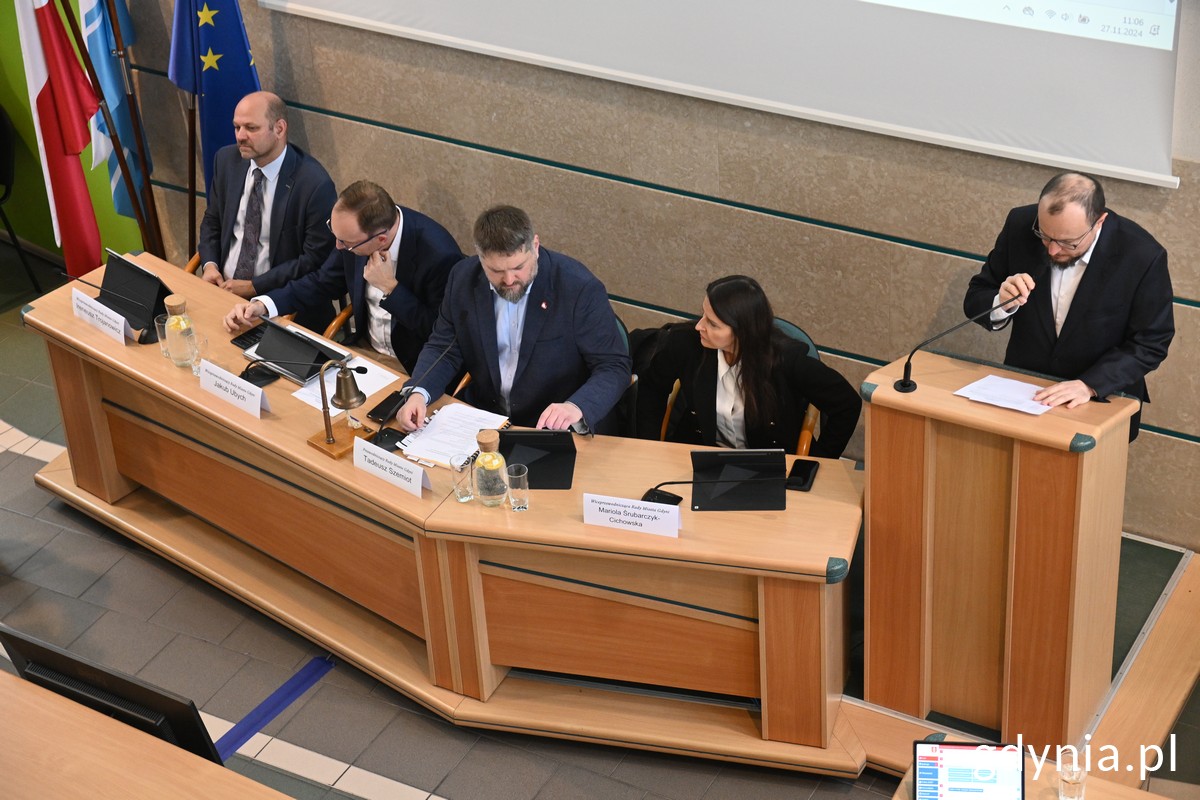 Podczas XI sesji Rady Miasta Gdyni (od lewej): wiceprzewodniczący RMG Ireneusz Trojanowicz i Jakub Ubych, przewodniczący Tadeusz Szemiot, wiceprzewodnicząca Mariola Śrubarczyk-Cichowska oraz przy m&oacute;wnicy radny KORMiL &ndash; Mariusz Bzdęga