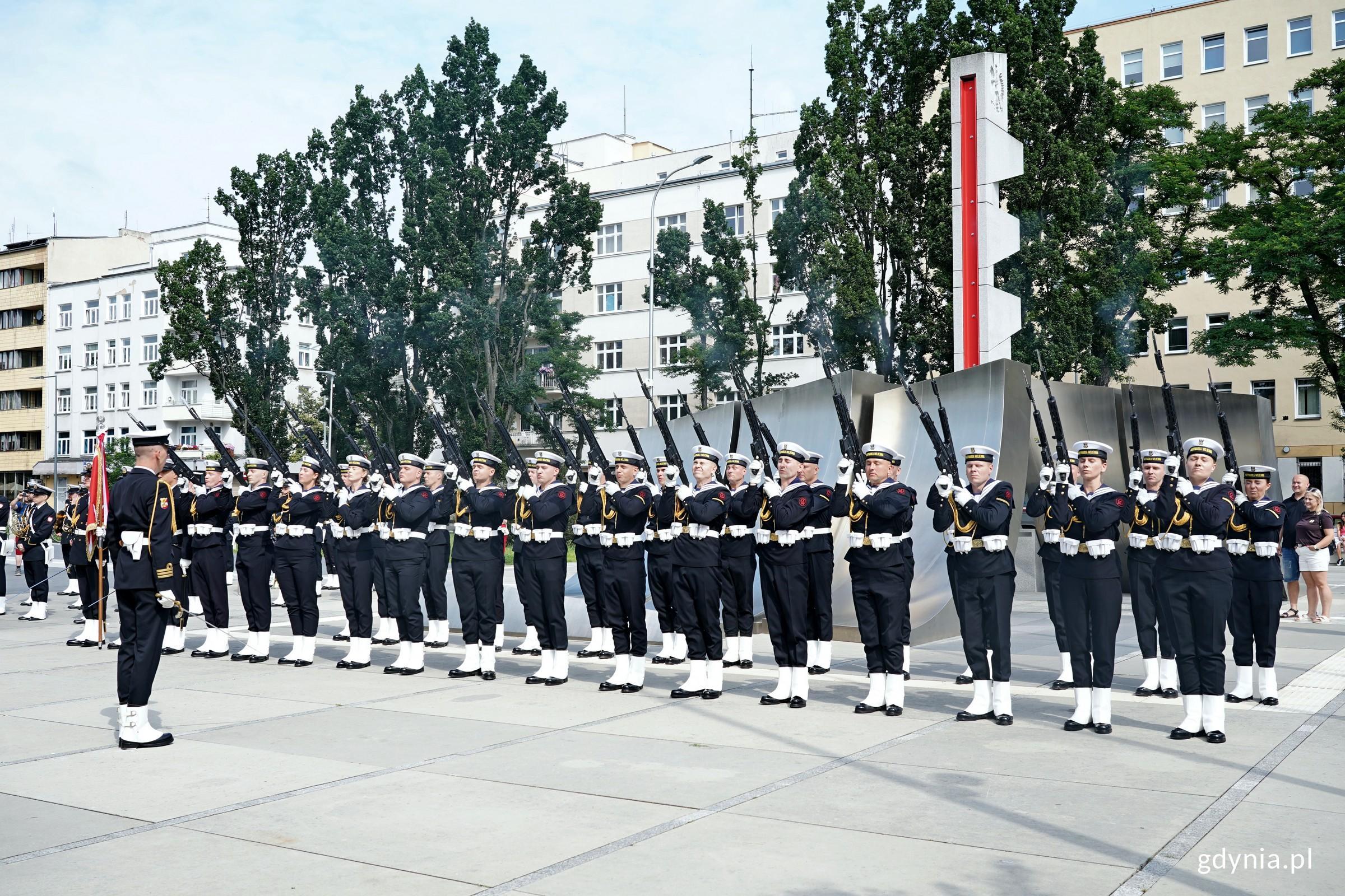 Kompania Reprezentacyjna Marynarki Wojennej wykonująca salwę honorową podczas uroczystości z okazji 82. rocznicy wybuchu powstania warszawskiego (fot. Magdalena Czernek)