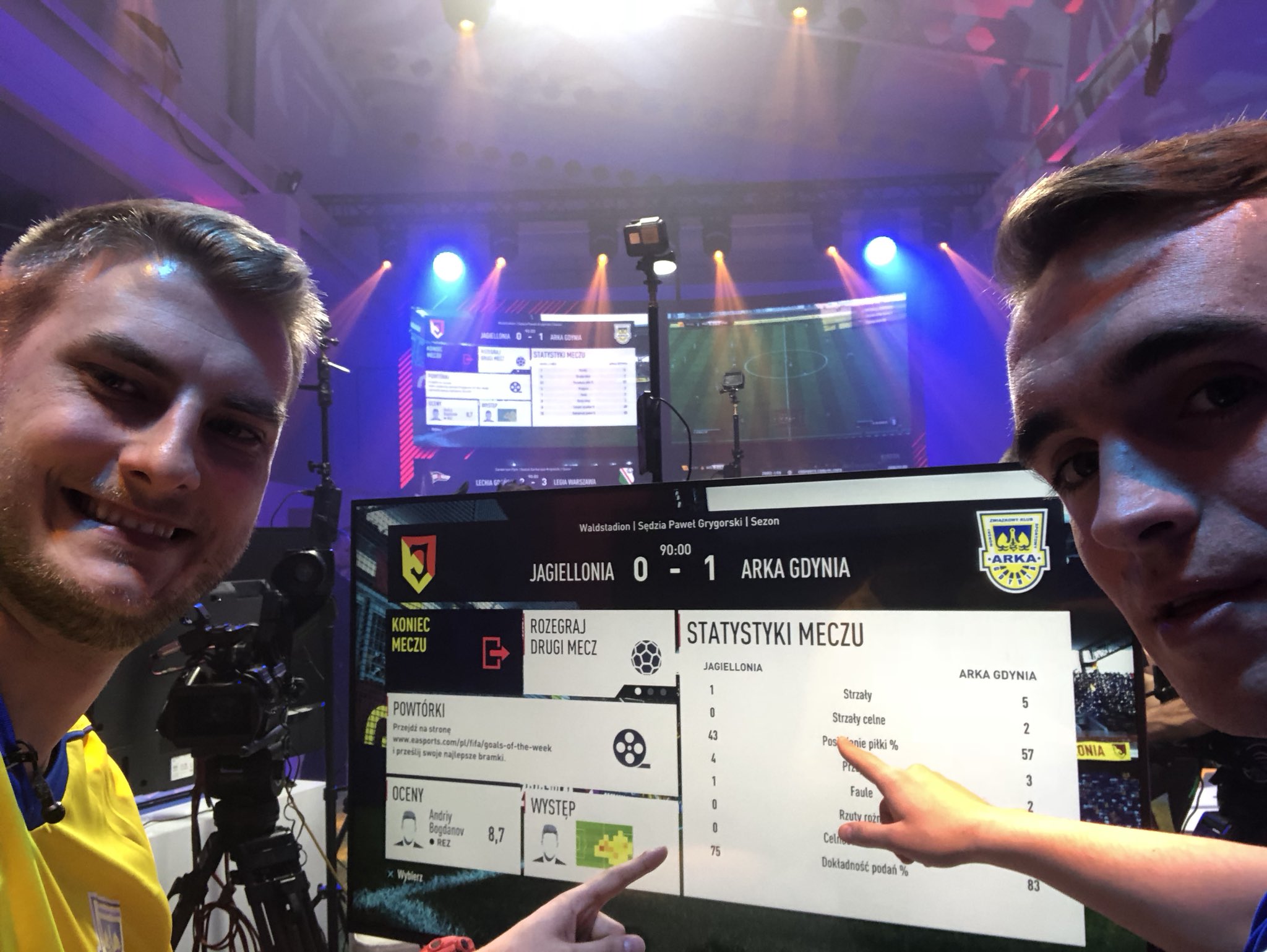 Bartosz "Bartas" Tritt podczas turnieju gry FIFA 18 wsp&oacute;lnie z Marcinem Warcholakiem, piłkarzem ekstraklasowej drużyny Arki, fot. Arka Gdynia