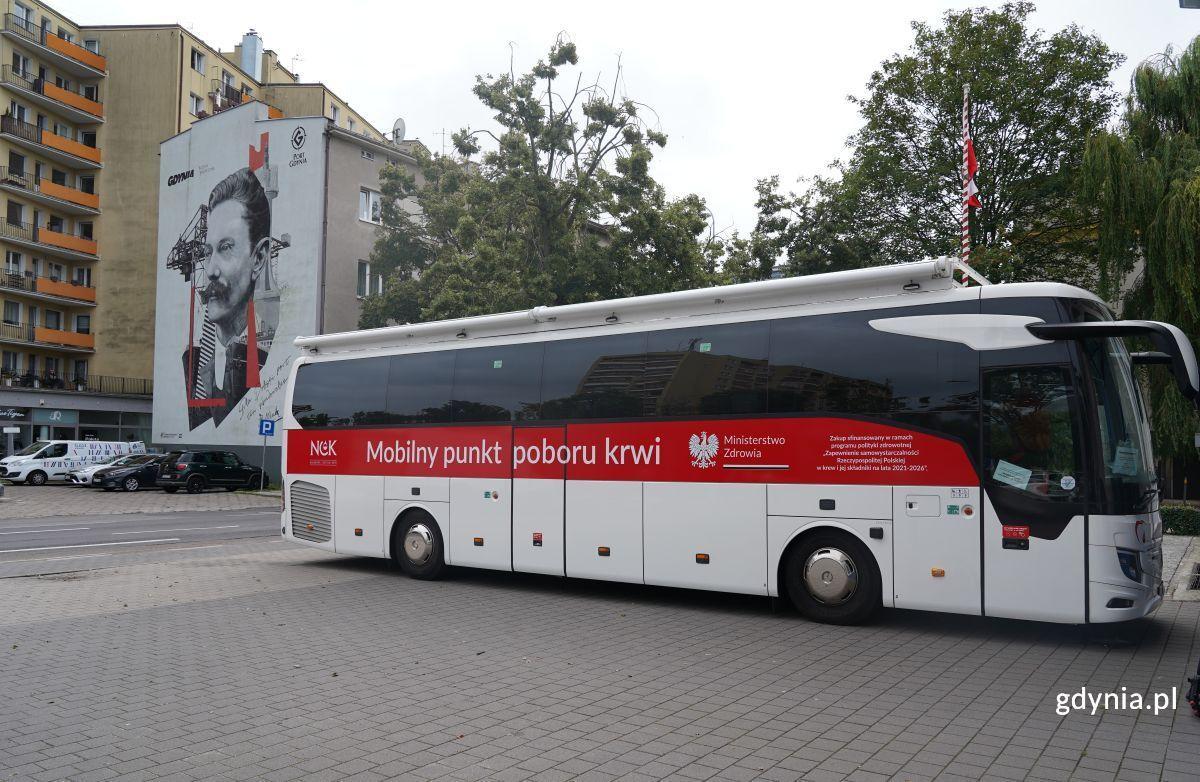 Krwiobus przed siedzibą straży pożarnej w Gdyni