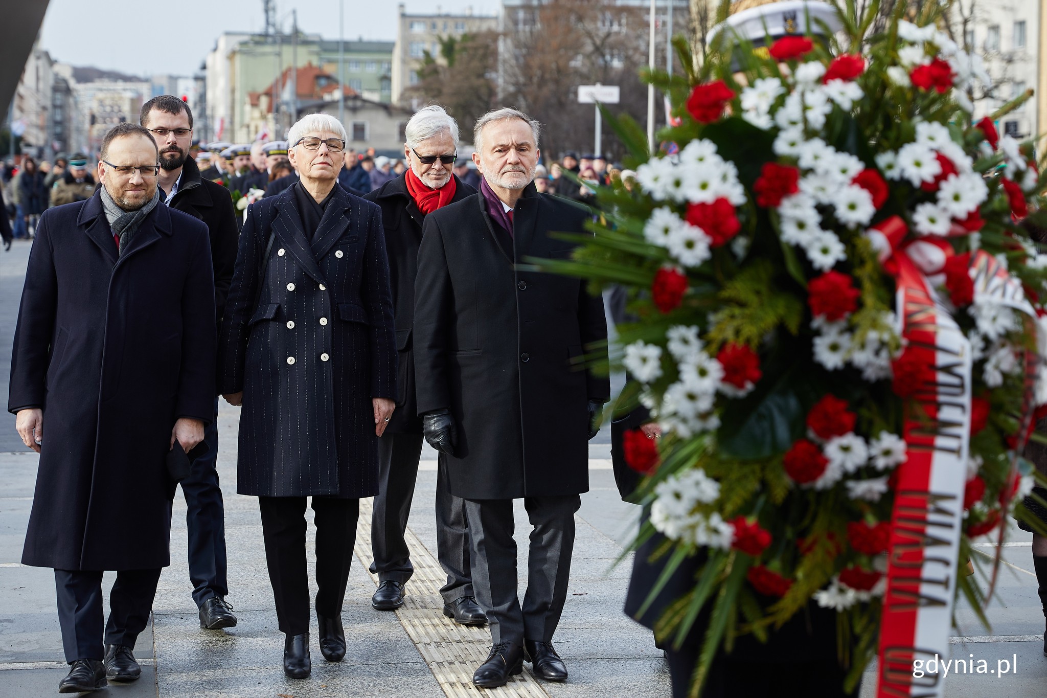 Władze Gdyni składają kwiaty pod pomnikiem, fot. Dawid Linkowski