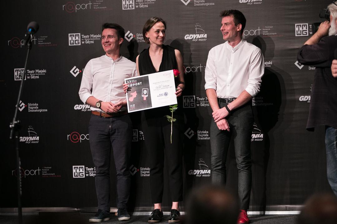 Nagroda Publiczności przyznana została przedstawieniu &bdquo;Česk&yacute; d&iacute;plom&rdquo; Piotra Rowickiego wg Mariusza Szczygła w reżyserii Piotra Ratajczaka z Teatr im. Jana Kochanowskiego w Opolu, fot. Karol Stańczak