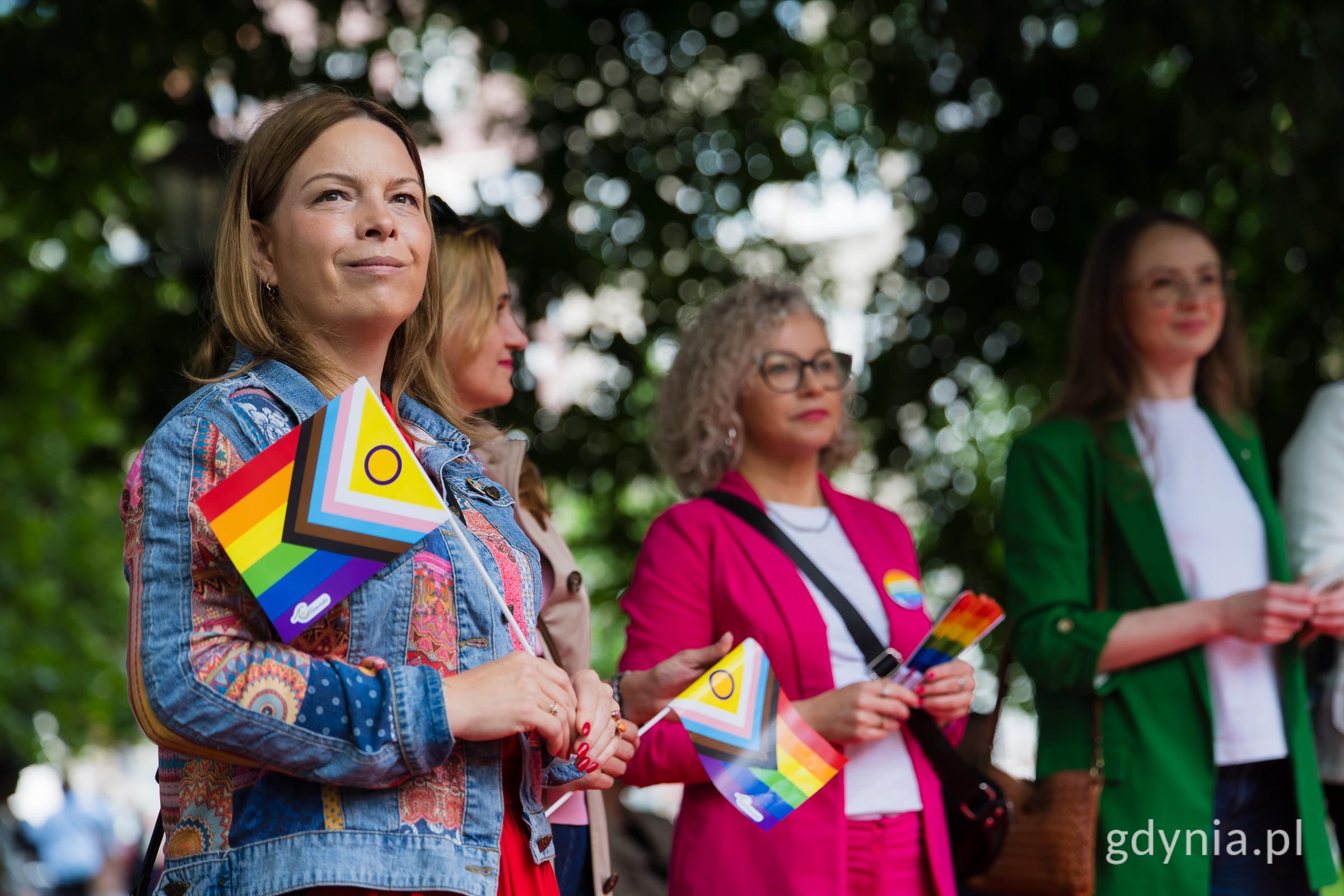 W 11. Tr&oacute;jmiejskim Marszu R&oacute;wności wzięły udział m.in. (od lewej): wiceprezydentka Gdyni Oktawia Gorzeńska, wiceprezydentka Sopotu Magdalena Cieślik, Katarzyna Kotula &ndash; ministra ds. r&oacute;wności czy Agnieszka Dziemianowicz-Bąk &ndash; ministra rodziny, pracy i polityki społecznej (fot. Paweł Budziński)