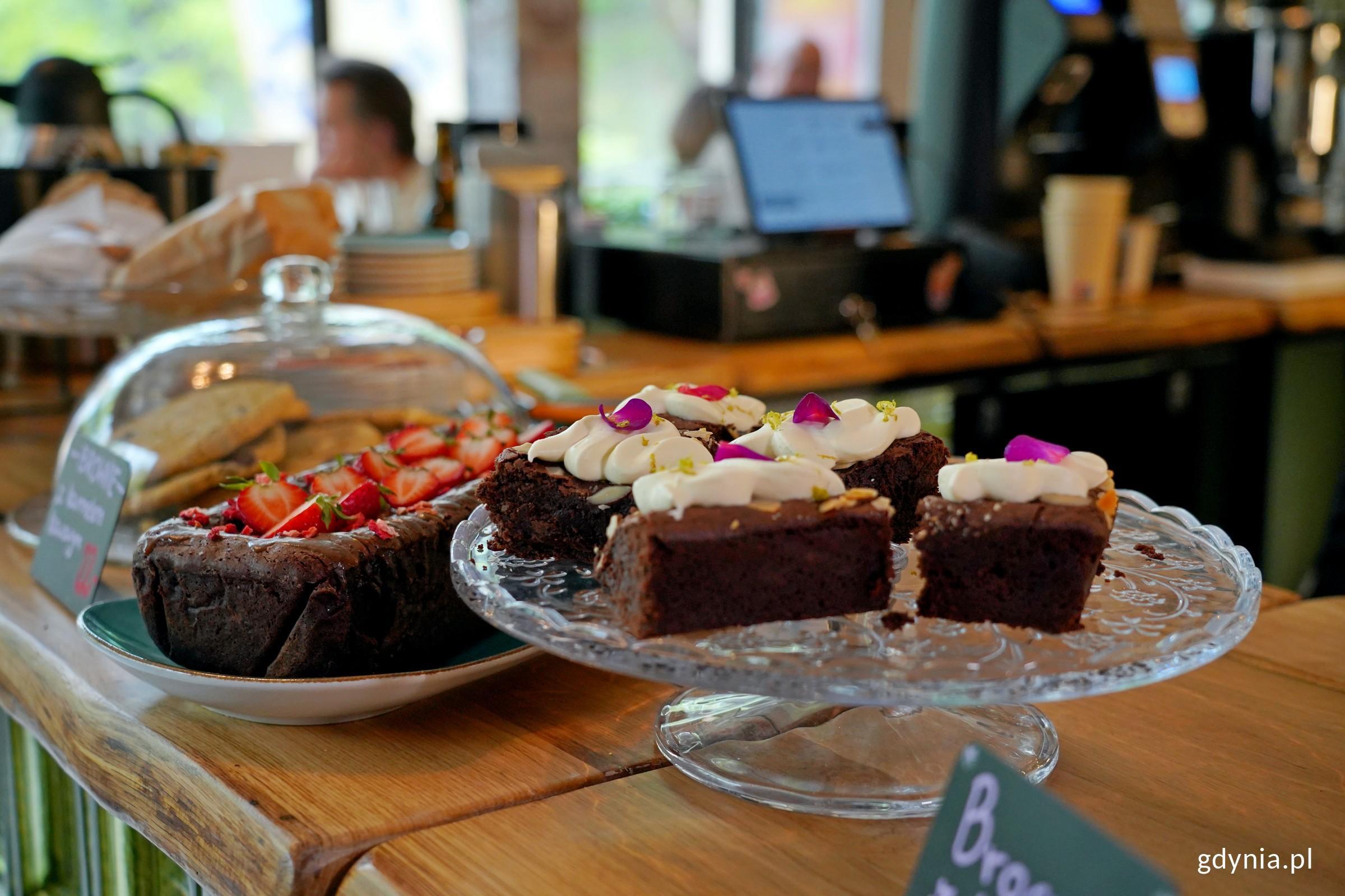 Ciasta i desery to tylko jedna z propozycji w menu kawiarni Może Kawy? (fot. Magdalena Czernek)