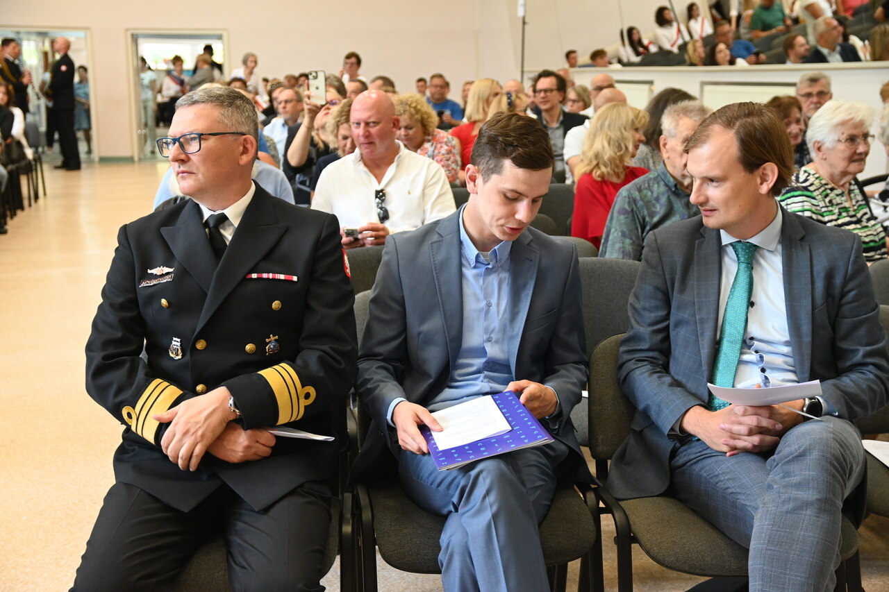 Podw&oacute;jny jubileusz III LO im. Marynarki Wojennej w Gdyni - na zdjęciu m.in. przedstawiciele SAGT &ndash; Stowarzyszenia Absolwent&oacute;w Gdyńskiej Tr&oacute;jki, Igor Pogorzelski i Piotr Curyło