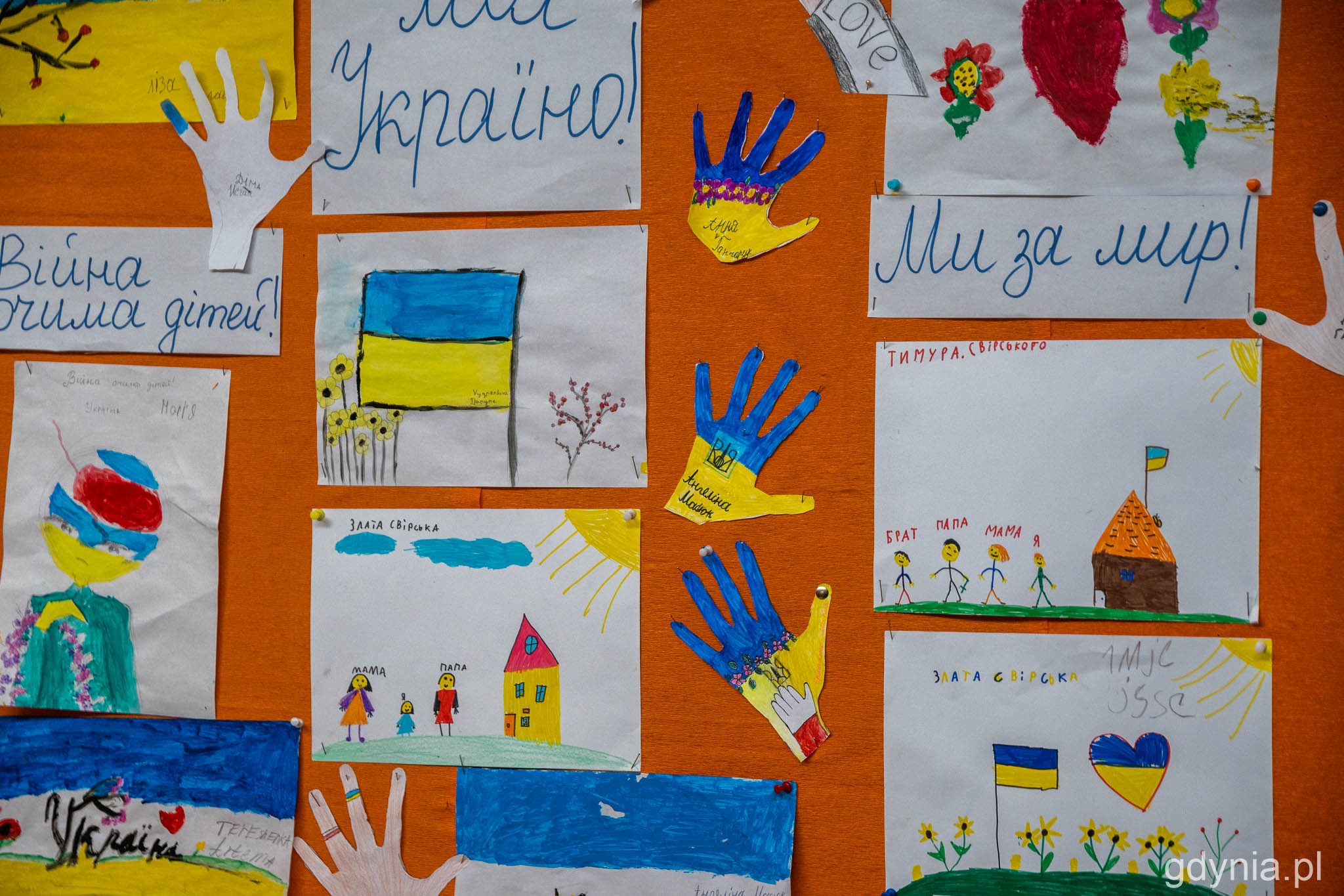 Miłym akcentem są prace plastyczne ukraińskich dzieci, kt&oacute;re pojawiły się na terenie szkoły // fot. Paweł Kukla