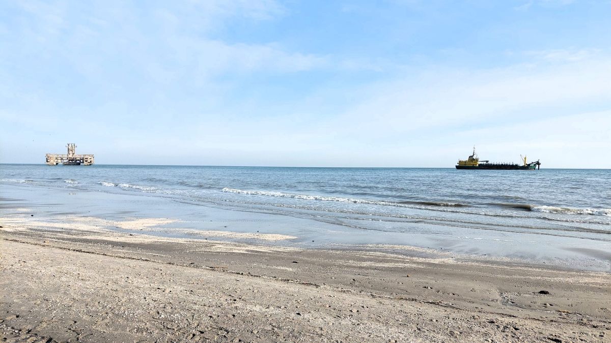 Plaża w Babich Dołach w Gdyni oraz widok na Torpedownię