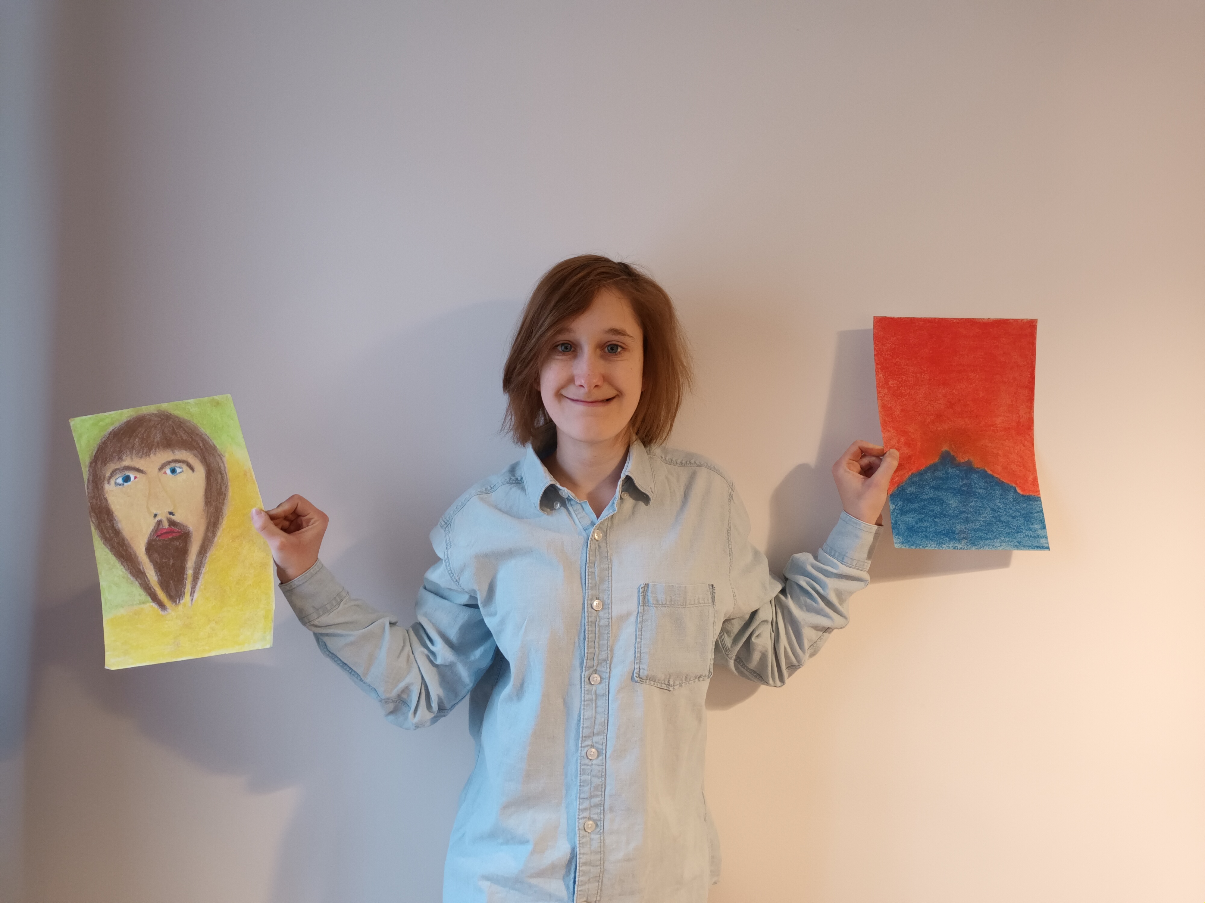 Młoda kobieta pozująca z rysunkami