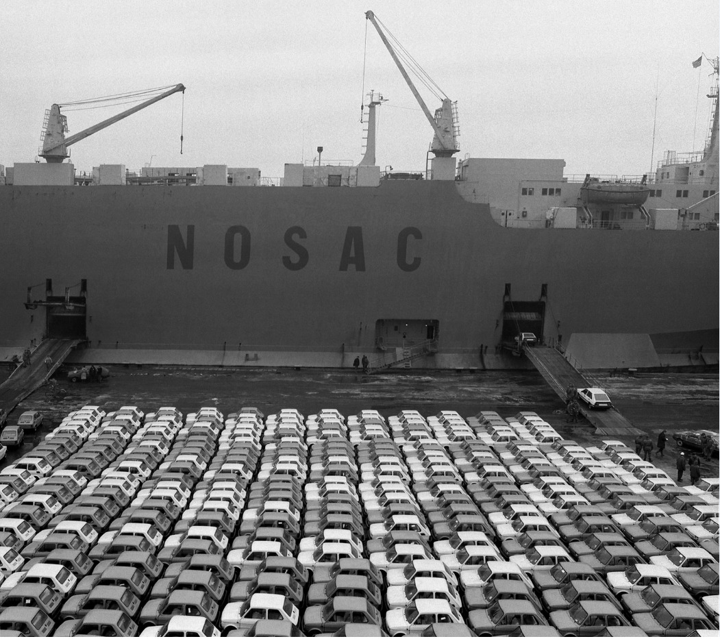 Fiaty 126p w Porcie Gdynia w latach 80. XX wieku. Źr&oacute;dło: www.port.gdynia.pl