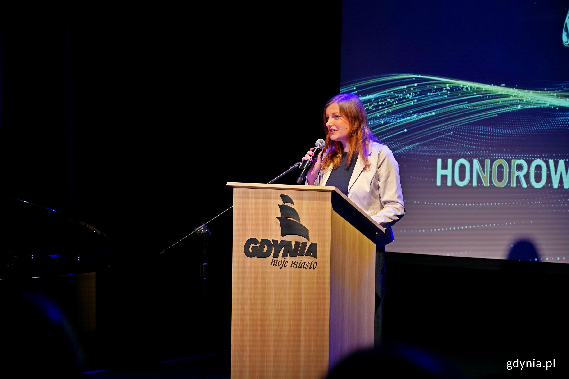 Radna Gdyni Natalia Kłopotek-Gł&oacute;wczewska podczas uroczystości w Konsulacie Kultury (fot. Magdalena Czernek)