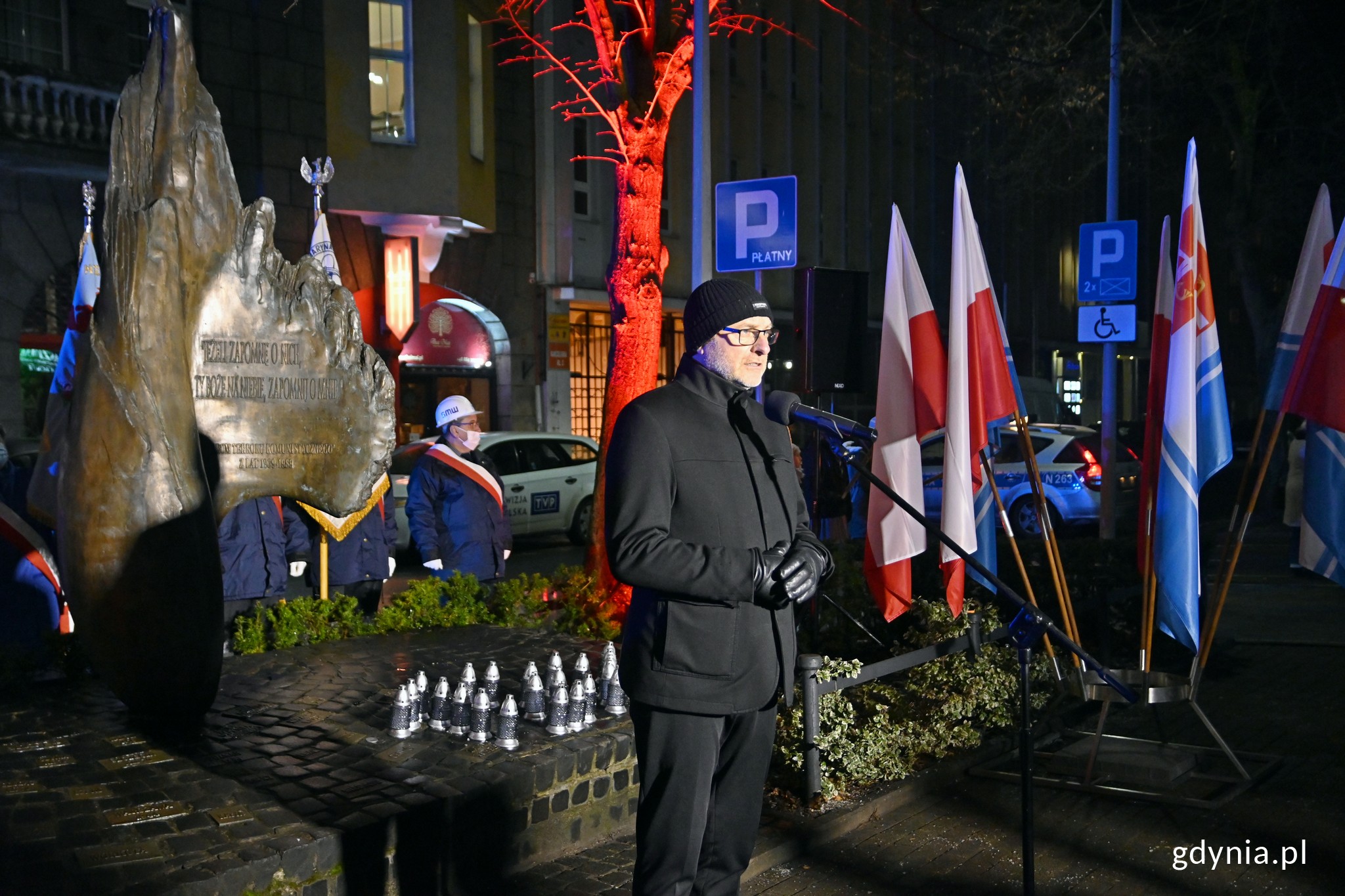 Wiceprezydent Gdyni Michał Guć podczas przem&oacute;wienia przed pomnikiem Ofiar Terroru Komunistycznego // fot. Magdalena Czernek
